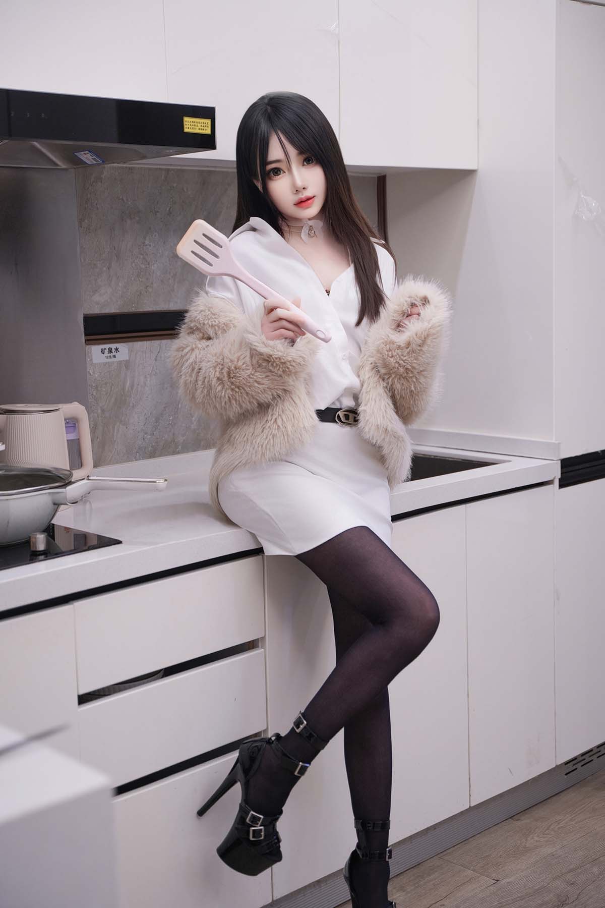林月月 – 白衣黑丝