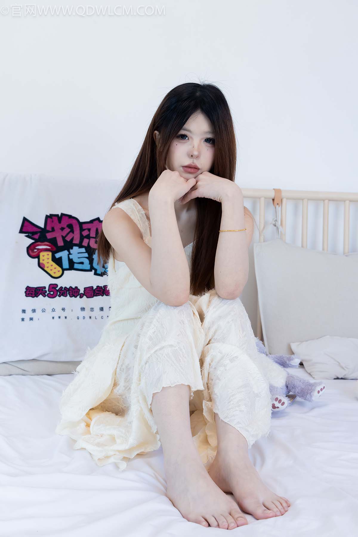 物恋传媒 NO.2281 曲奇-皮鞋、白棉袜、裸足 预览图 - 2