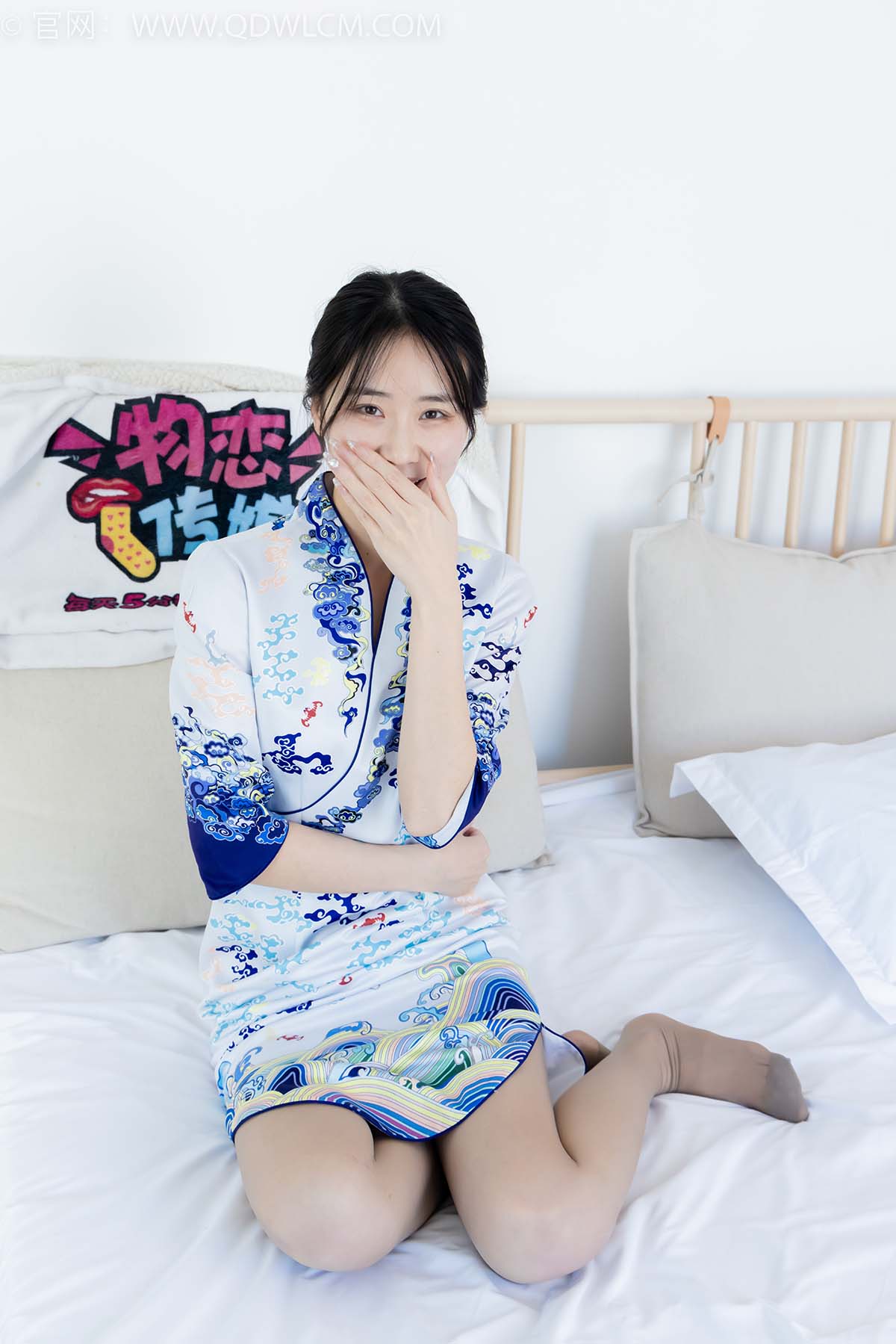 物恋传媒 NO.2284 菜菜-高跟鞋、薄灰丝、盖被子睡觉剧情 预览图 - 2