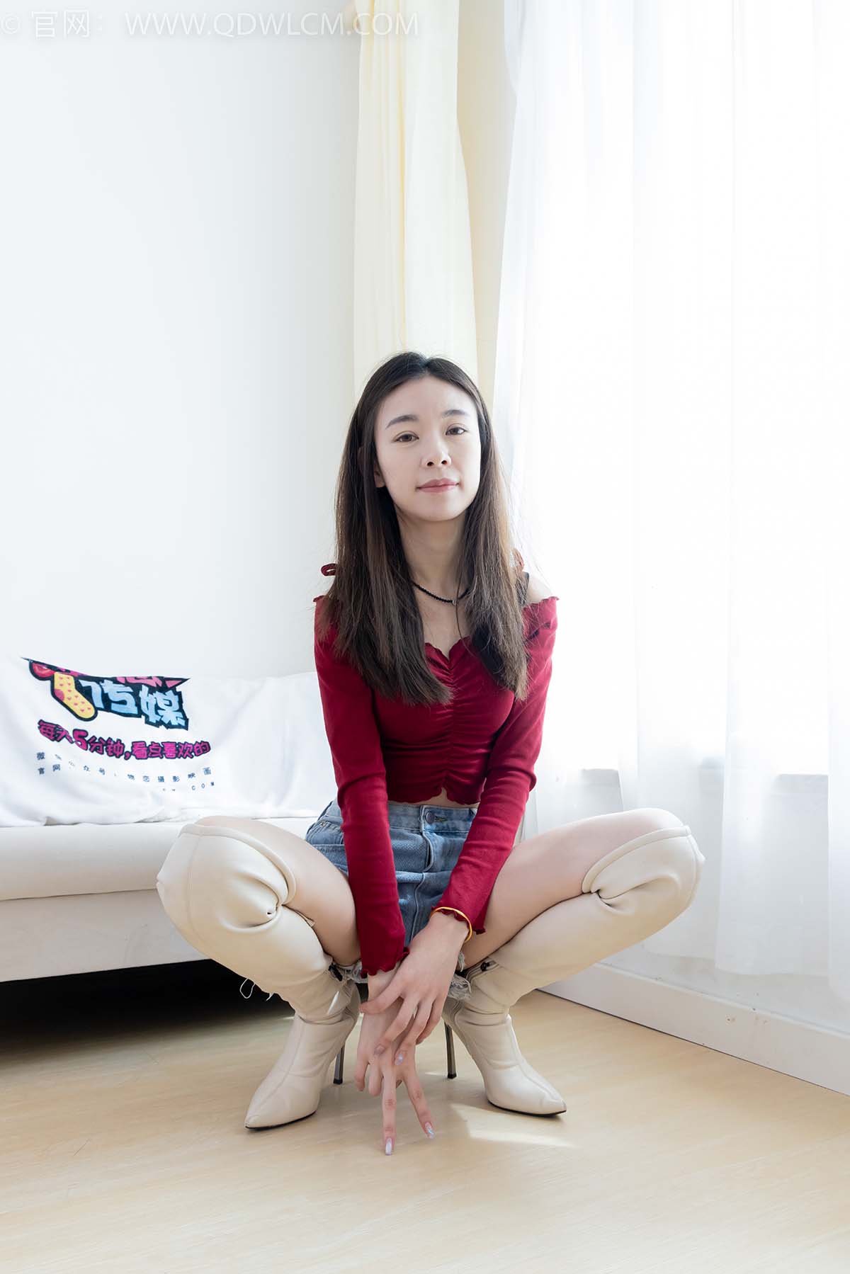 物恋传媒 NO.2296 婷婷-高跟长靴、白棉袜、裸足