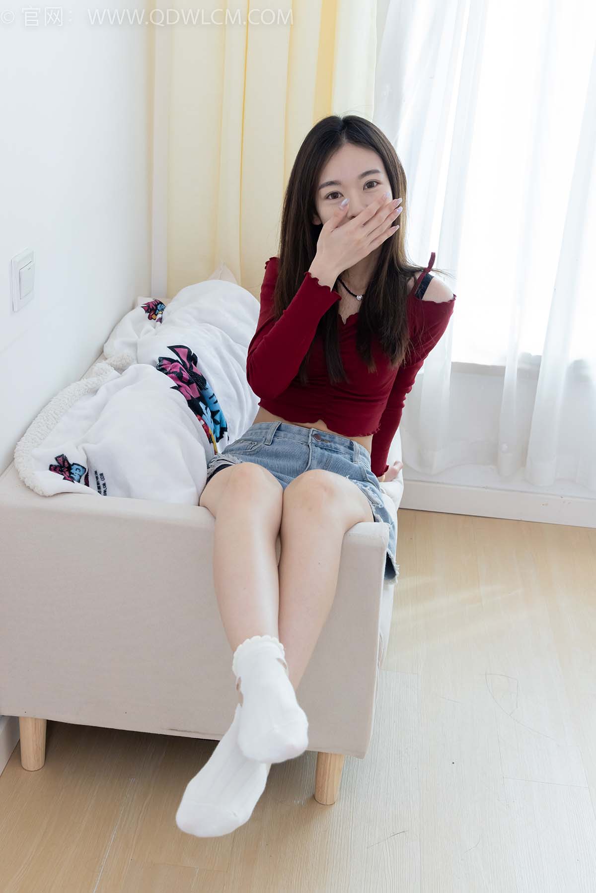 物恋传媒 NO.2296 婷婷-高跟长靴、白棉袜、裸足 预览图 - 2