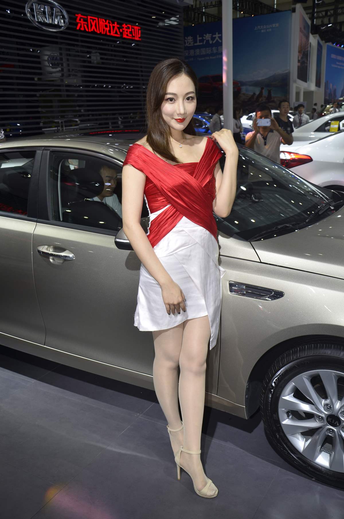 精选街拍作品 NO.4035 白裙车模