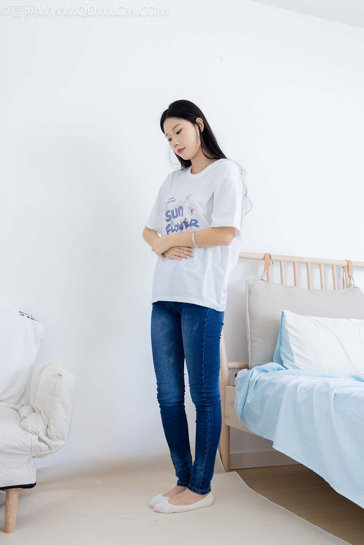 物恋传媒 NO.2329 小竹-帆布鞋、白船袜、肚子疼揉肚子剧情 预览图 - 2