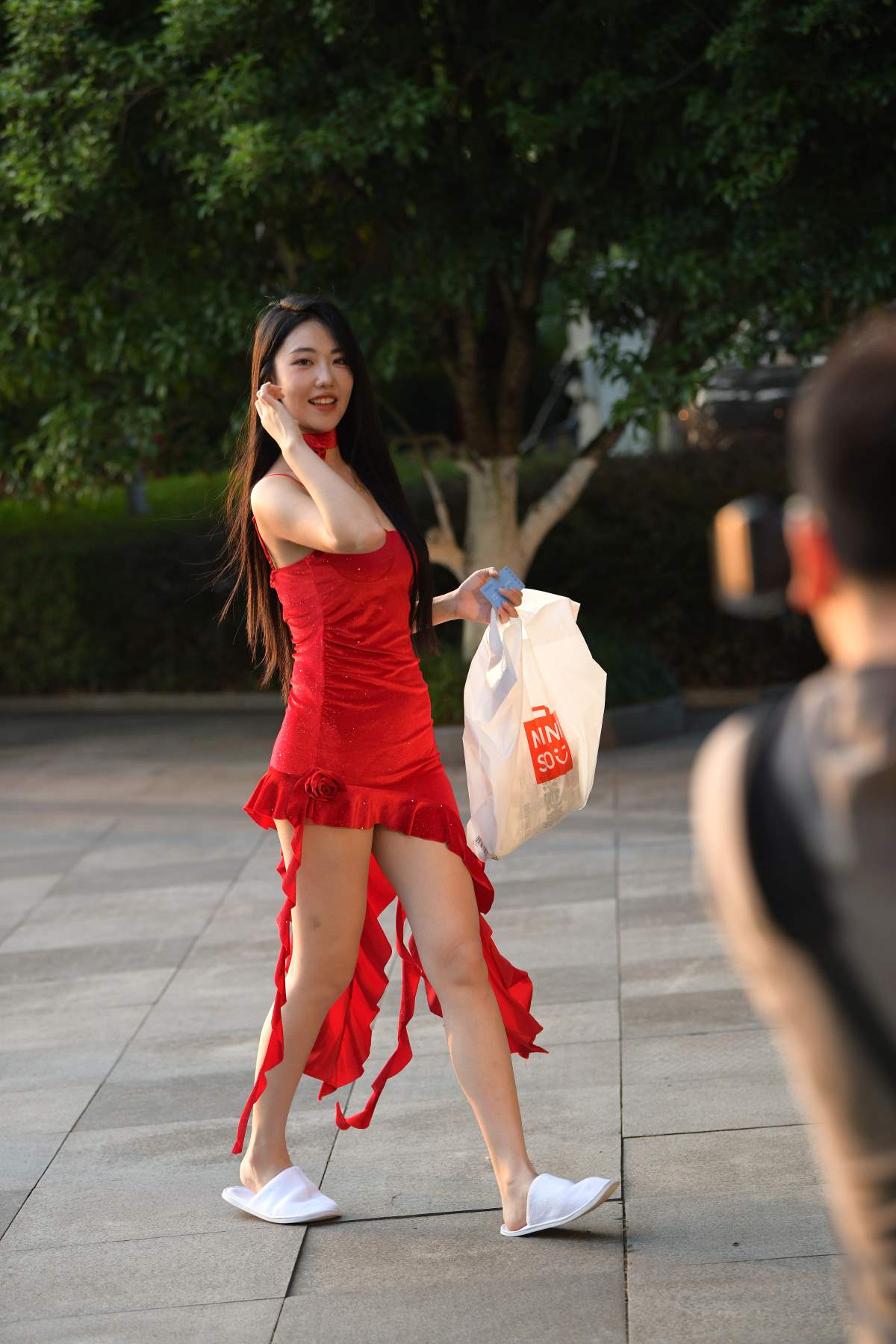 精选街拍作品 NO.4083 红色亮眼裙