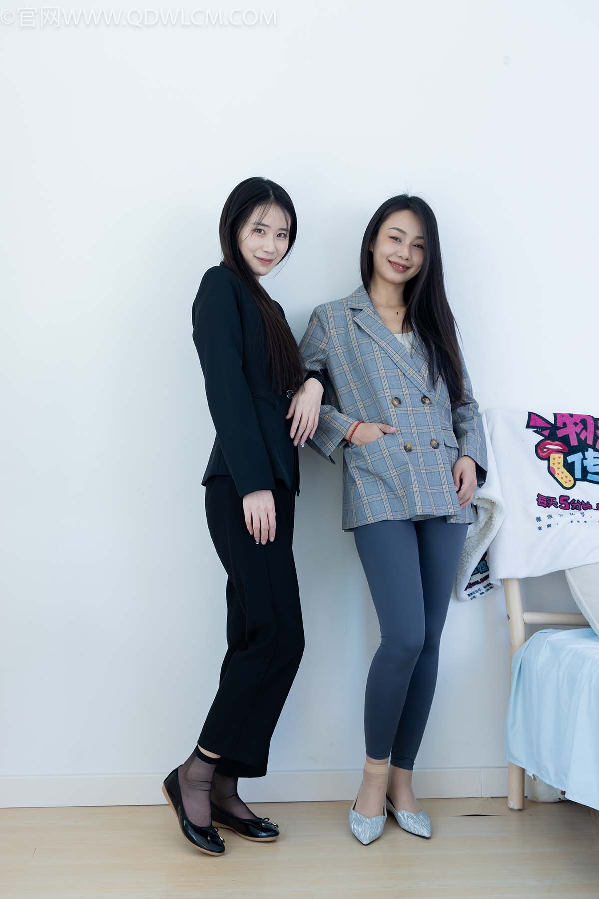 物恋传媒 NO.2338 菜菜&岚岚-两双平底鞋、短黑丝、短肉丝