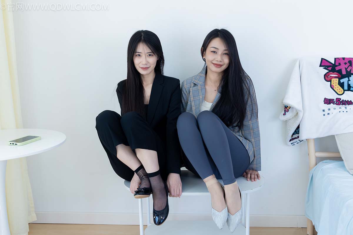 物恋传媒 NO.2338 菜菜&岚岚-两双平底鞋、短黑丝、短肉丝 预览图 - 2