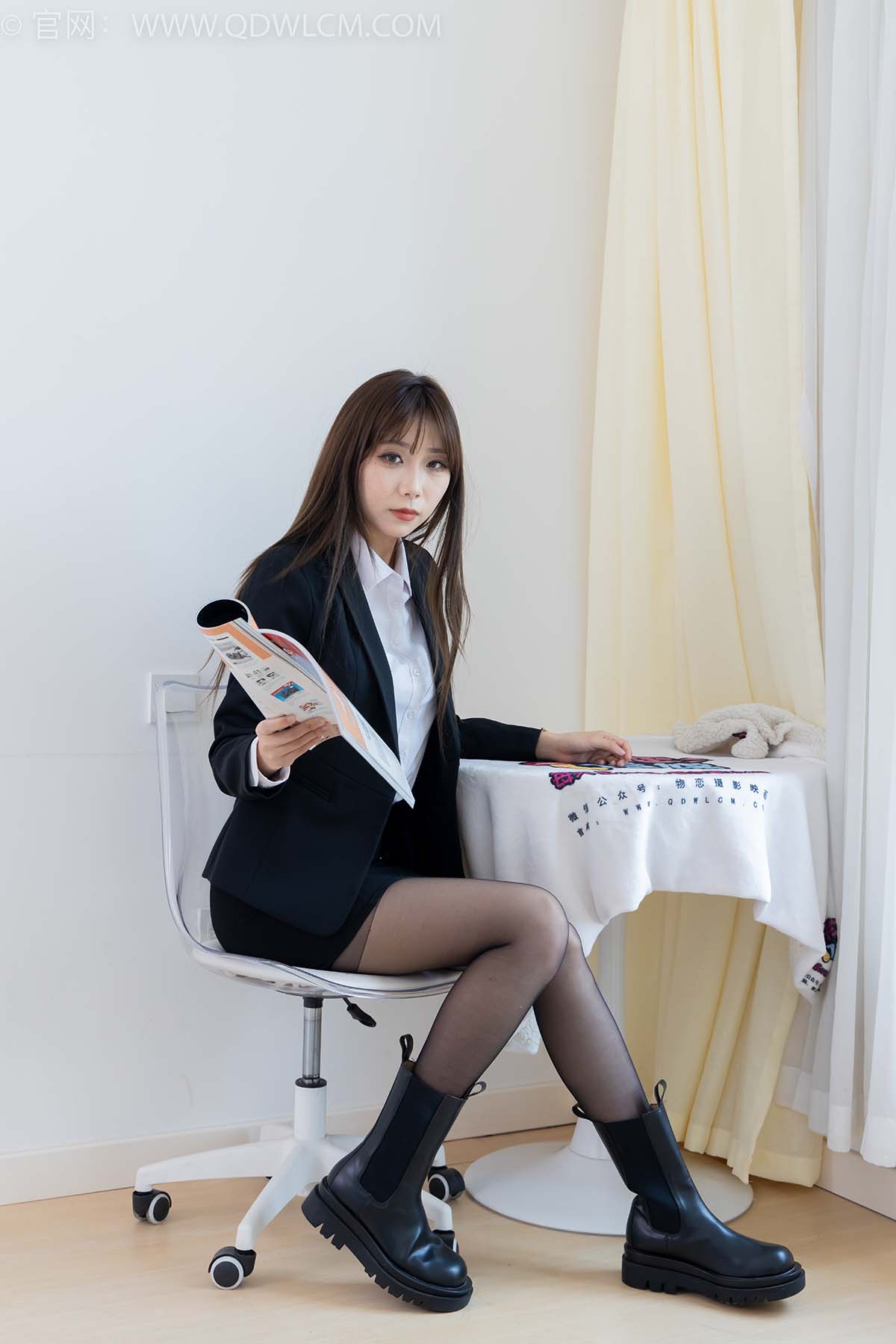 物恋传媒 NO.2344 泡泡-短靴、薄黑丝、ol制服、高冷不笑御姐版