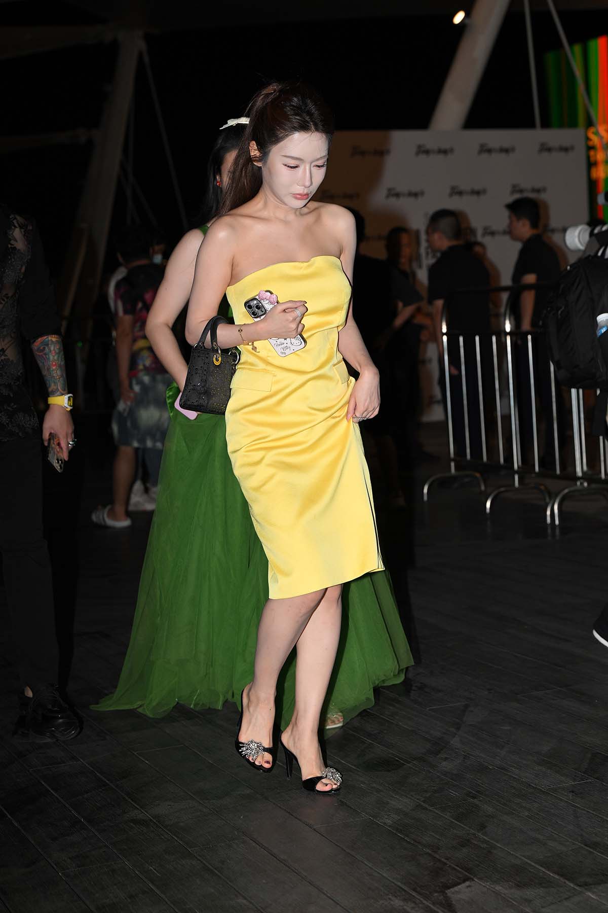 精选街拍作品 NO.4144 亮眼的黄色抹胸裙