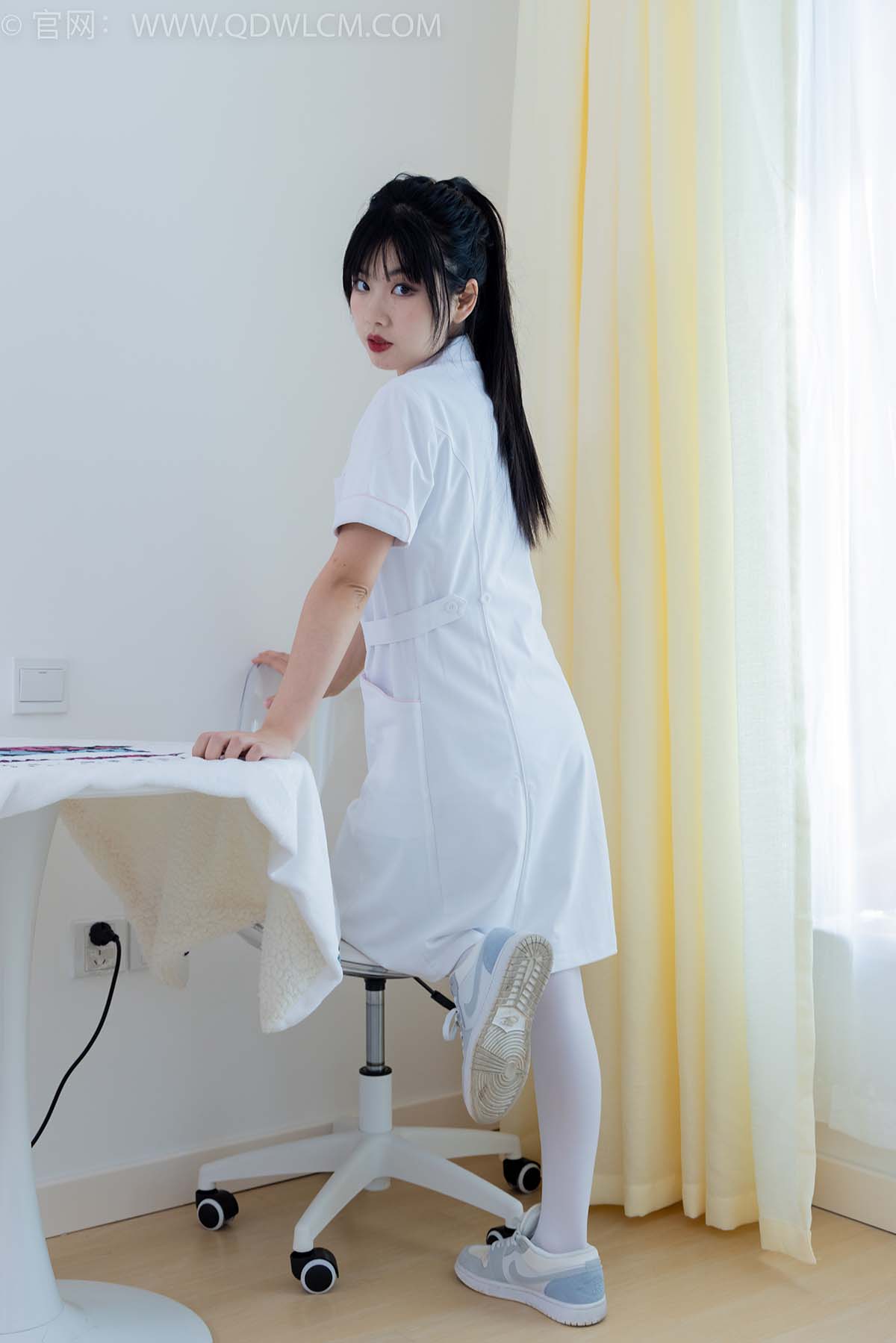 物恋传媒 NO.2347 米米-板鞋、自然穿脏厚白丝、护士服