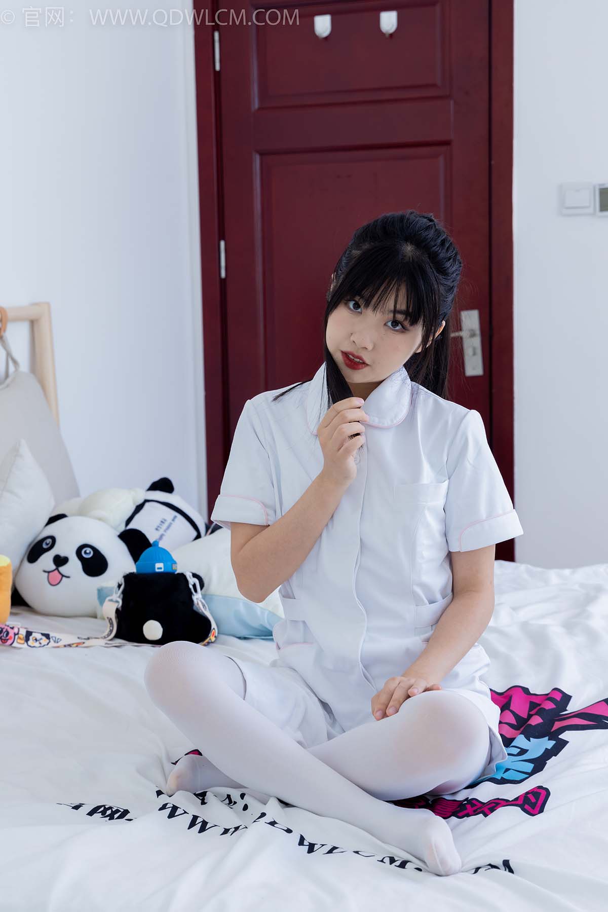 物恋传媒 NO.2347 米米-板鞋、自然穿脏厚白丝、护士服 预览图 - 2