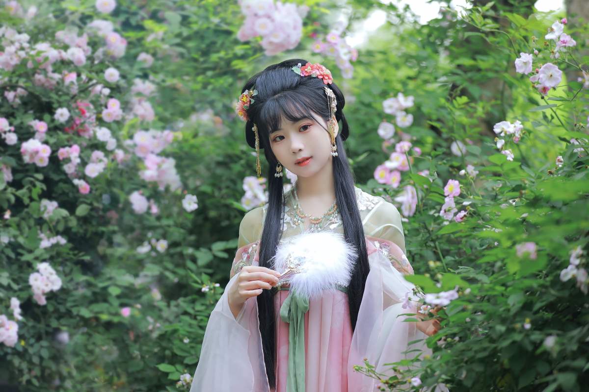 [YITUYU艺图语]2025.03.27 花丛少女 周周Ay 预览图 - 2