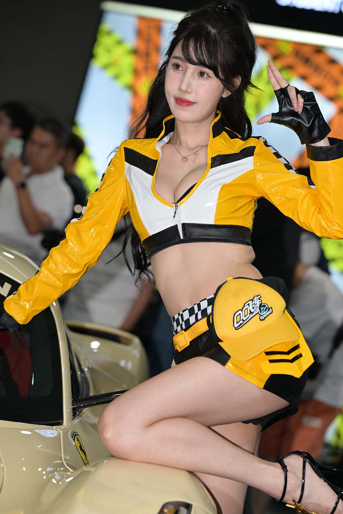 精选街拍作品 NO.4175 甜美飒爽车模