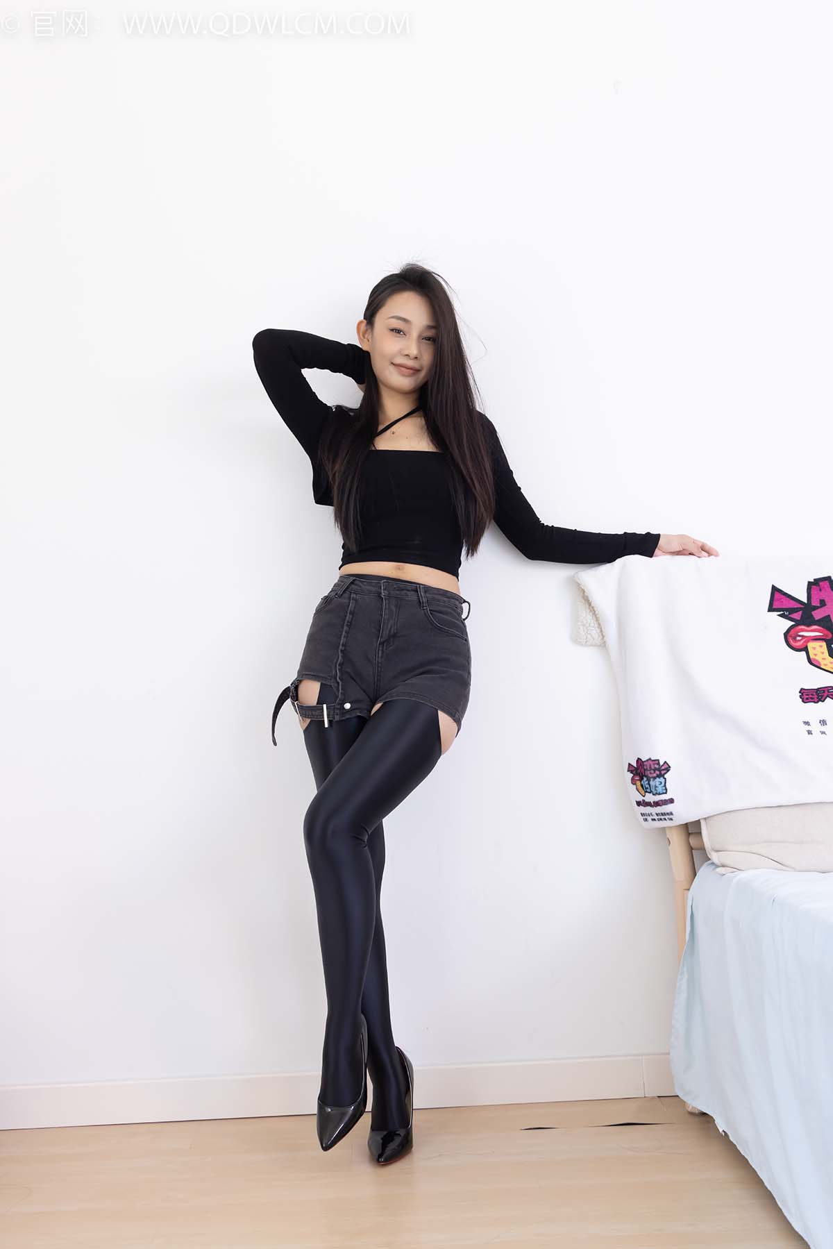 物恋传媒 NO.2351 岚岚-高跟鞋、油亮厚黑丝吊带袜、昏睡剧情