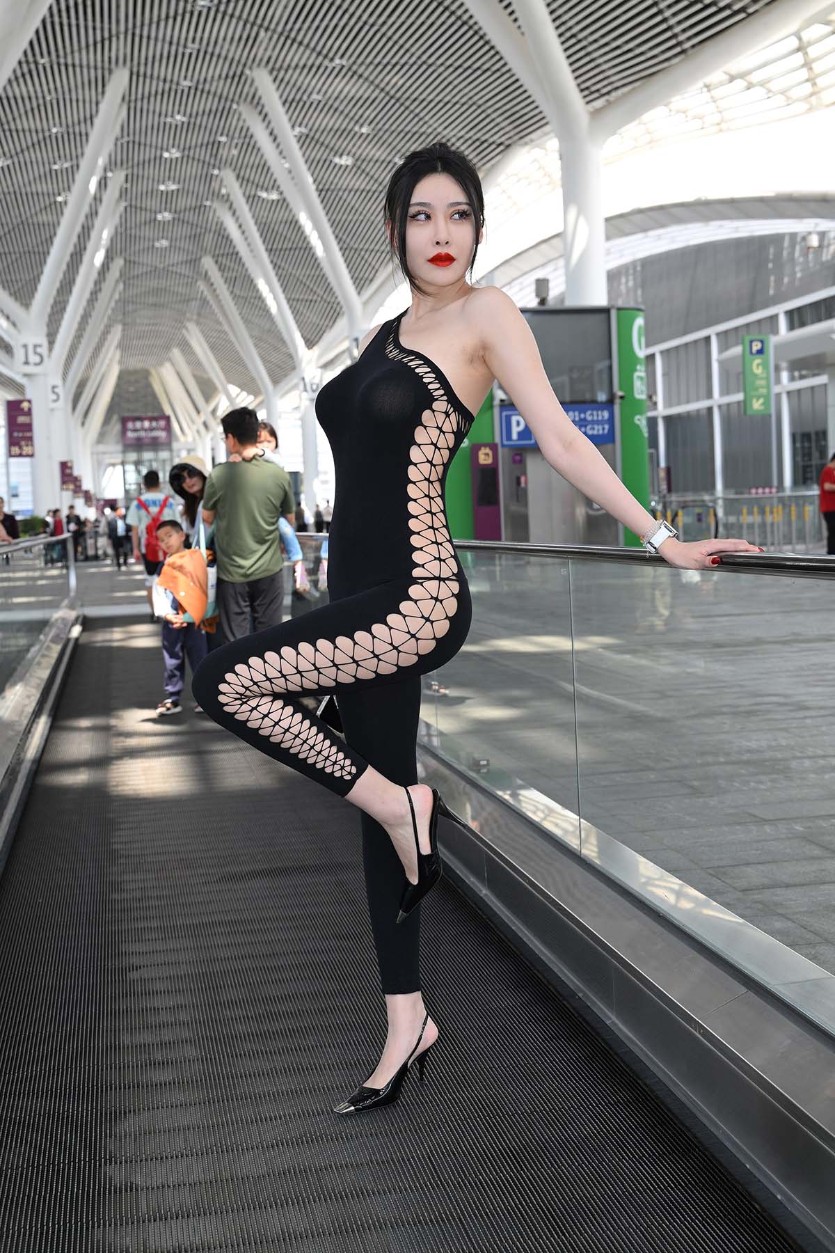 精选街拍作品 NO.4147 黑色连体衣