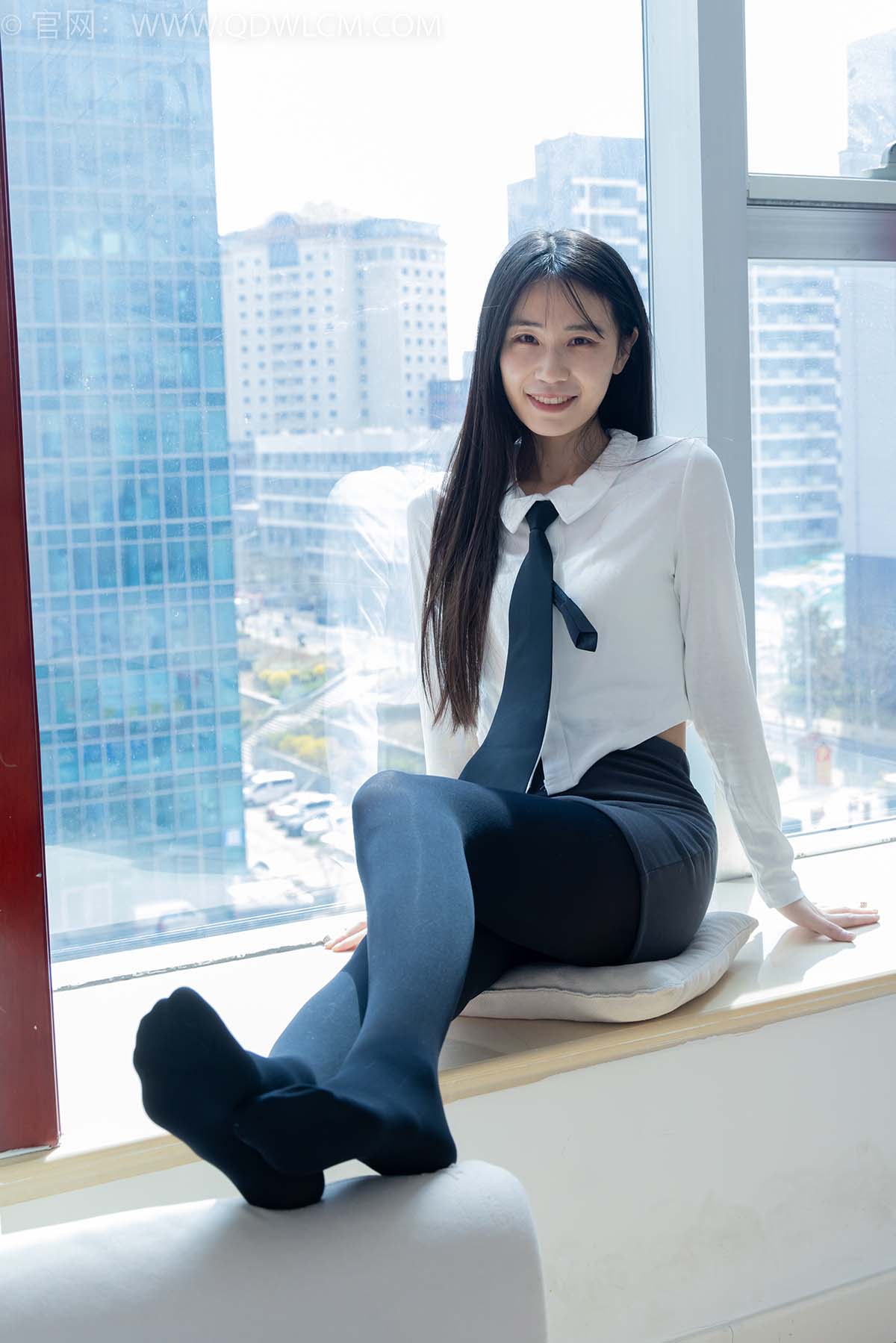 物恋传媒 NO.2346 菜菜-运动鞋、厚黑丝、裸足 预览图 - 2