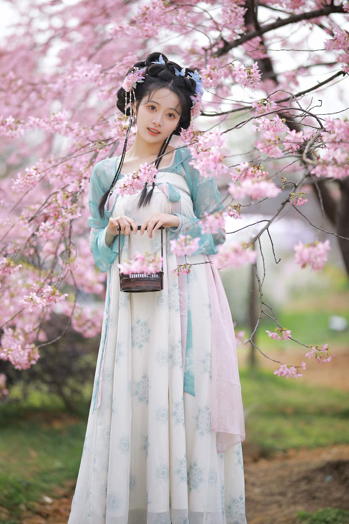 [YITUYU艺图语]2025.03.31 樱花少女 绵绵思远道 预览图 - 2