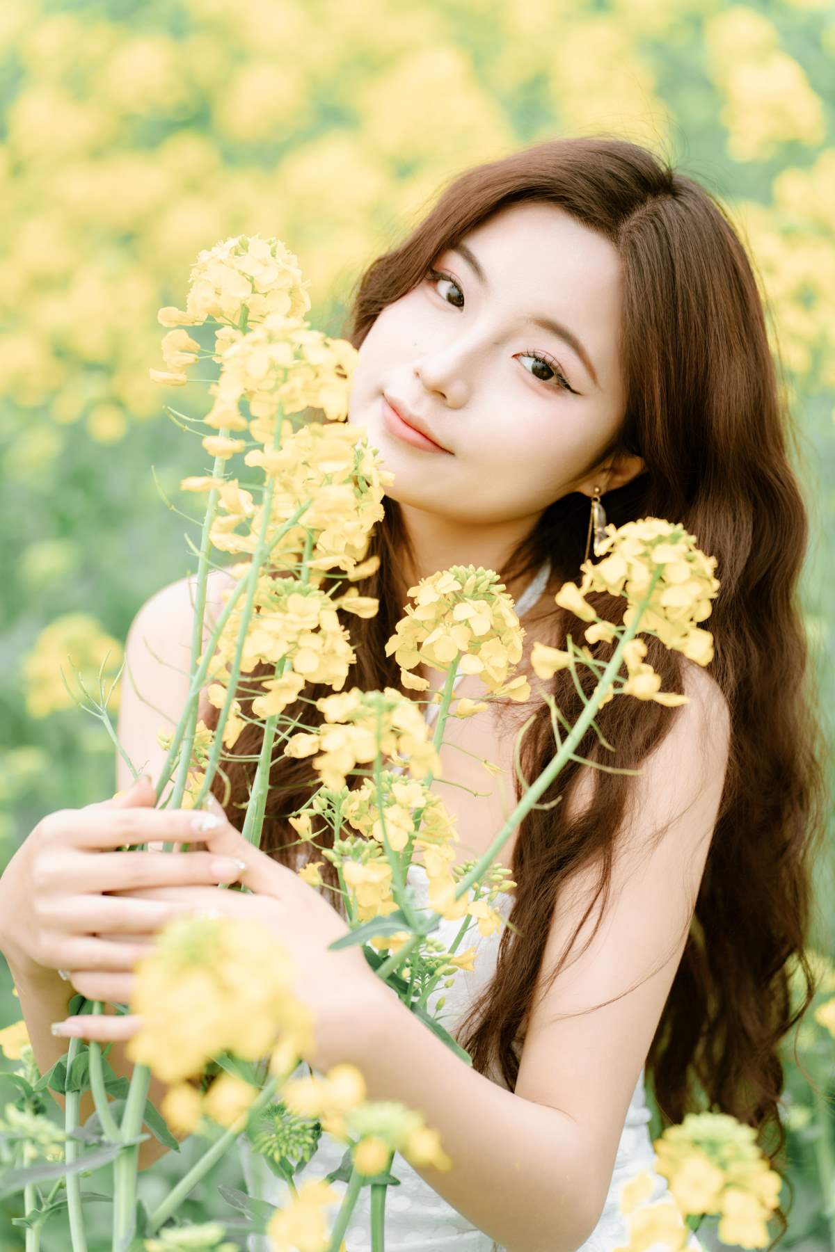 [YITUYU艺图语]2025.03.31 在阴雨天的油菜花田 什么时候养小狗 预览图 - 2