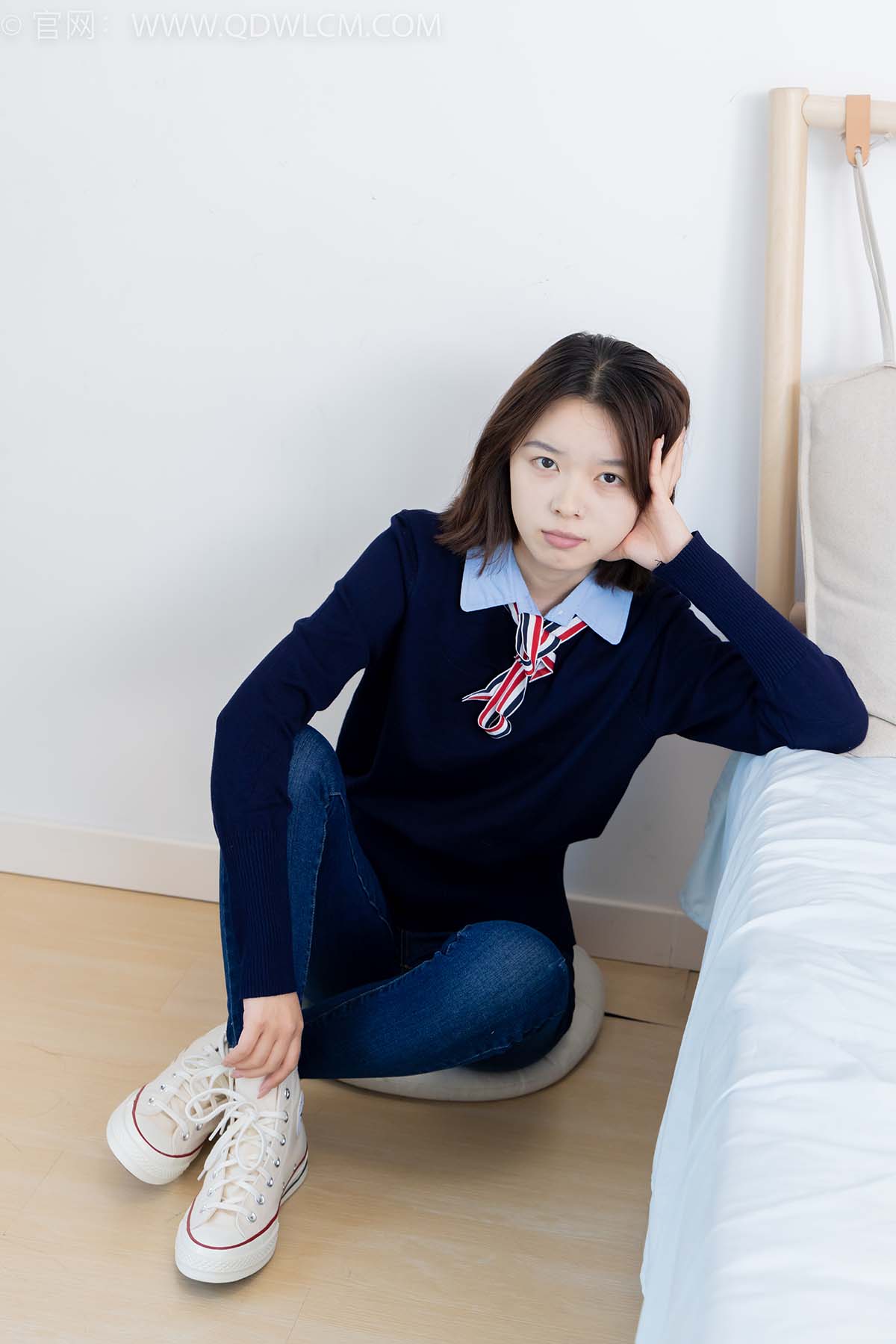 物恋传媒 NO.2354 小悦-帆布鞋、白棉袜、裸足 预览图 - 2