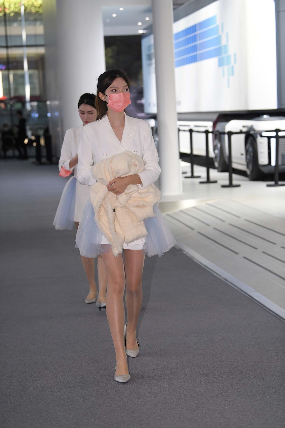 精选街拍作品 NO.4194 白色西装裙