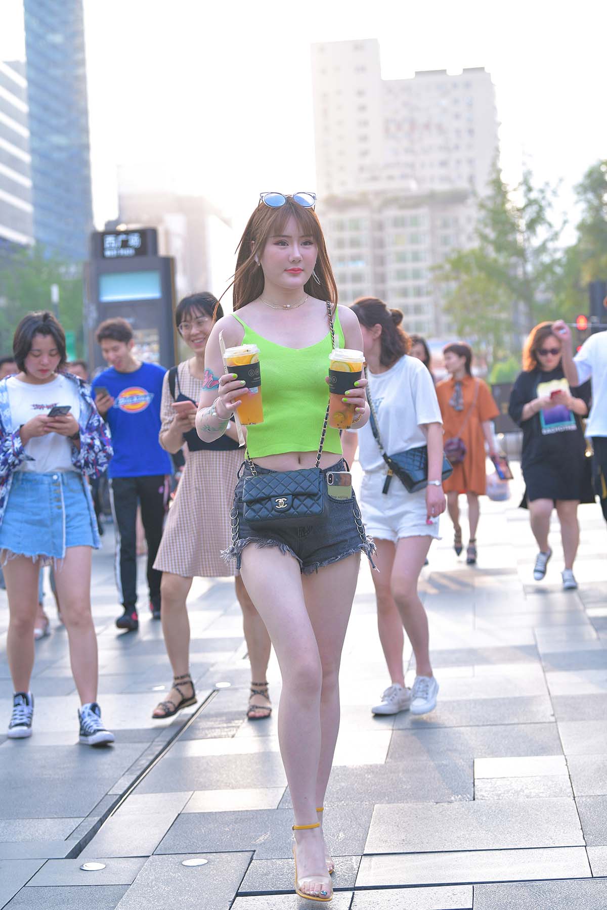 精选街拍作品 NO.4223 高挑牛仔短裤