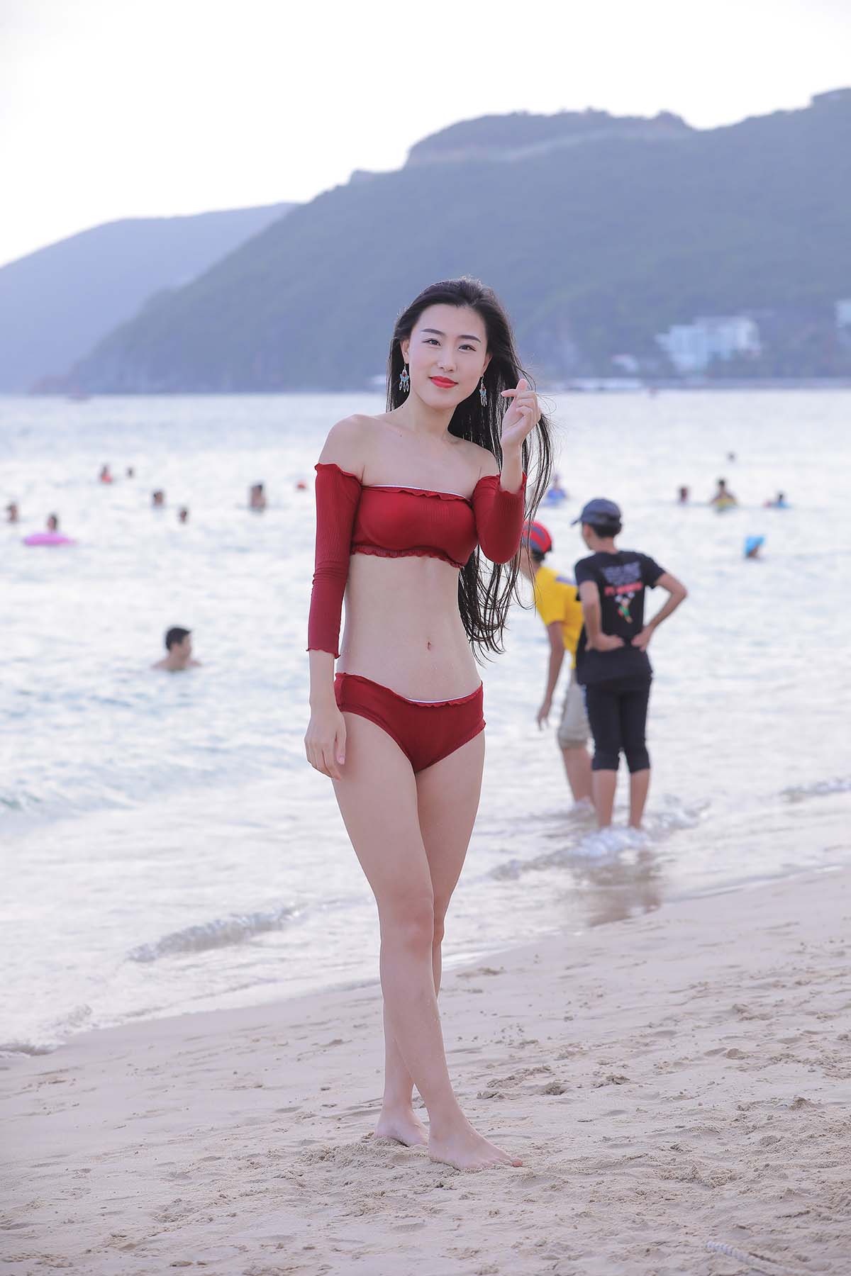 精选街拍作品 NO.4225 红色耀眼泳衣