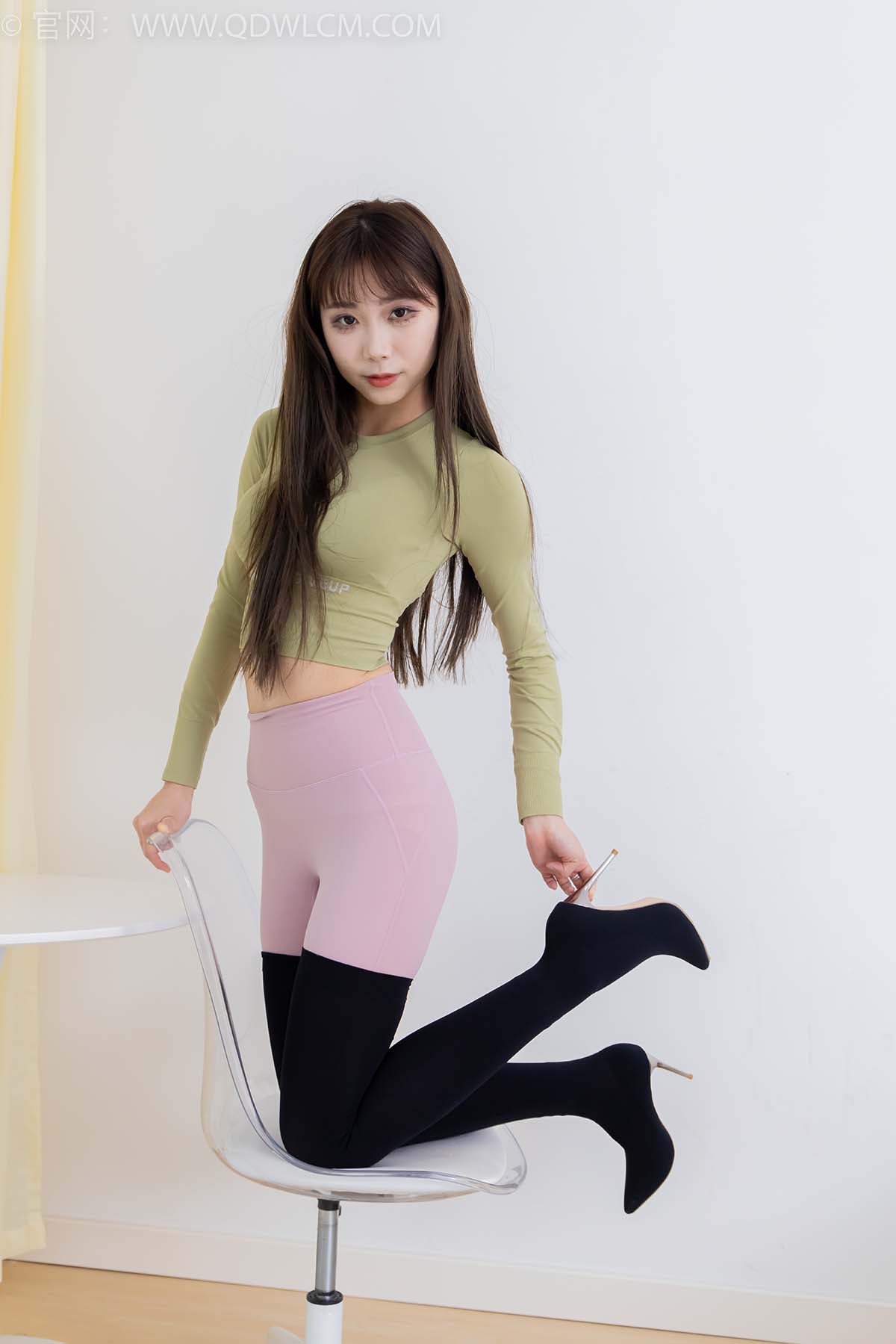 物恋传媒 NO.2363 泡泡-瑜伽裤、过膝靴、薄白丝