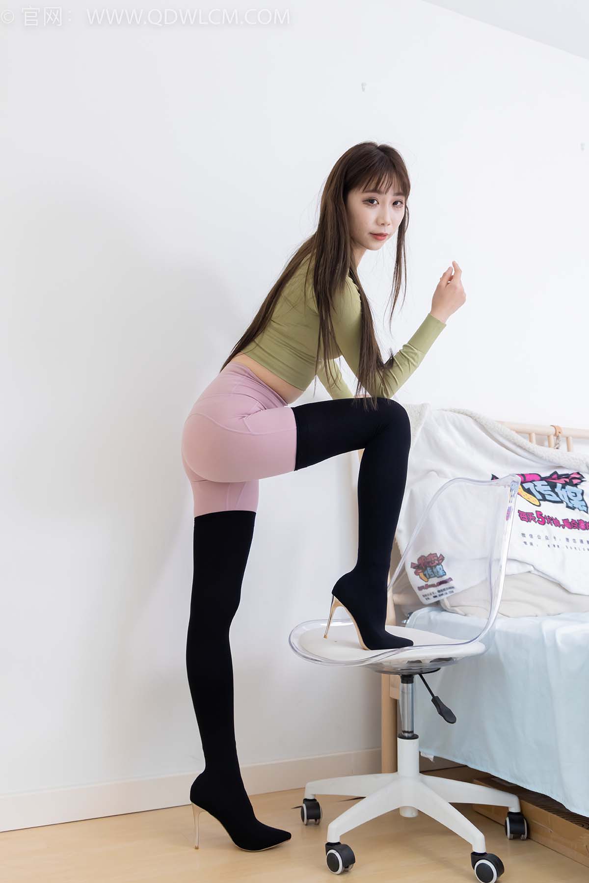 物恋传媒 NO.2363 泡泡-瑜伽裤、过膝靴、薄白丝 预览图 - 2