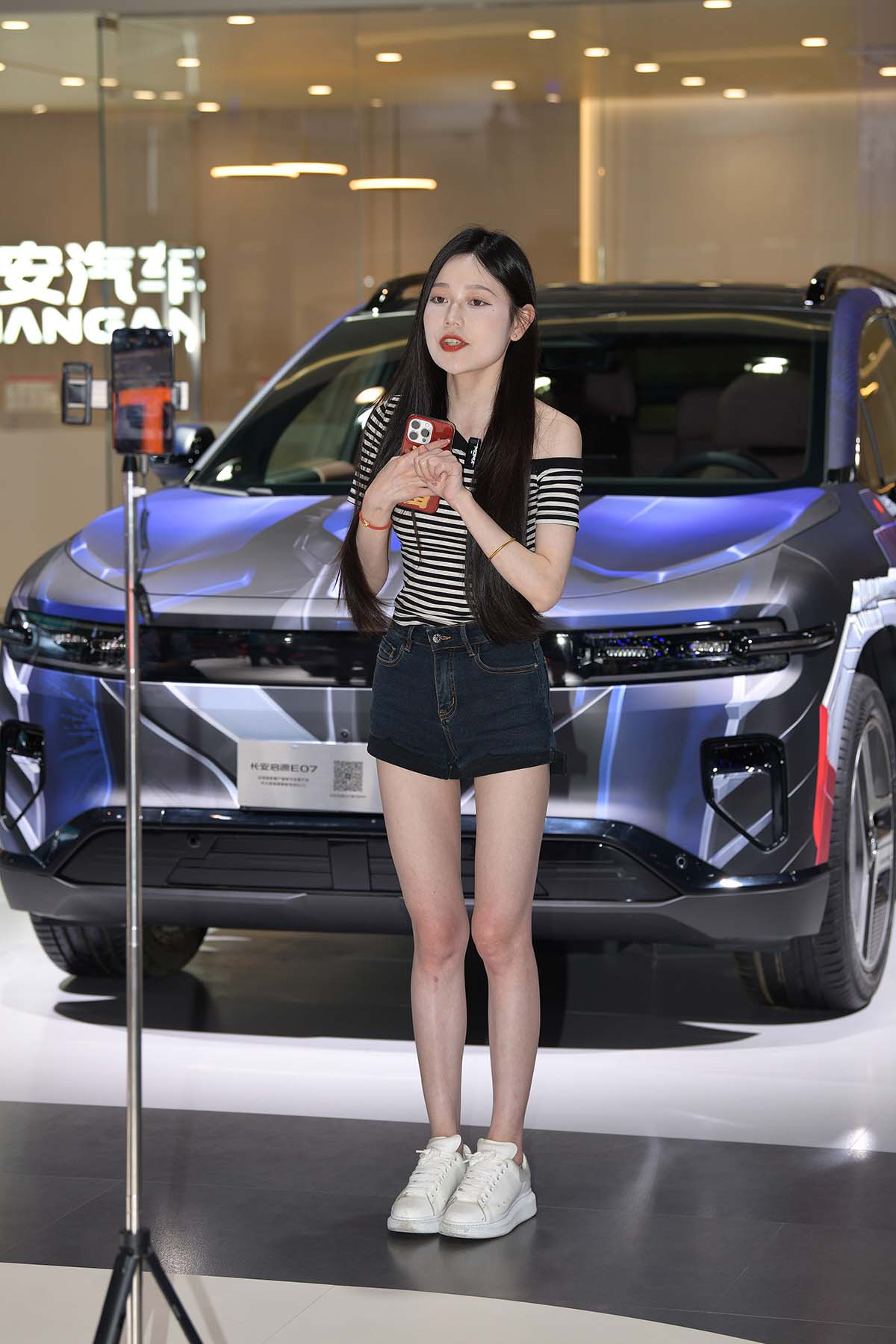 精选街拍作品 NO.4237 牛仔短裤直播小姐姐