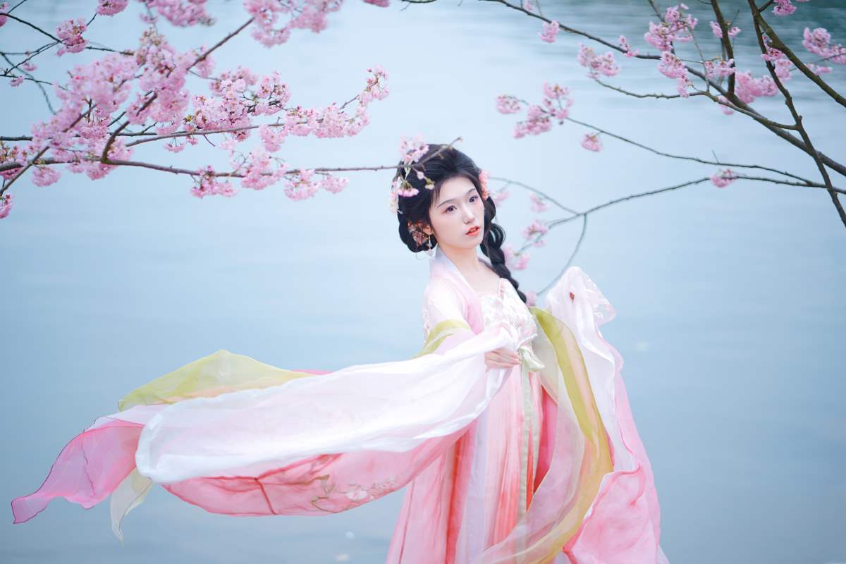 [YITUYU艺图语]2025.04.08 粉黛 梓榆喝点甜的呀