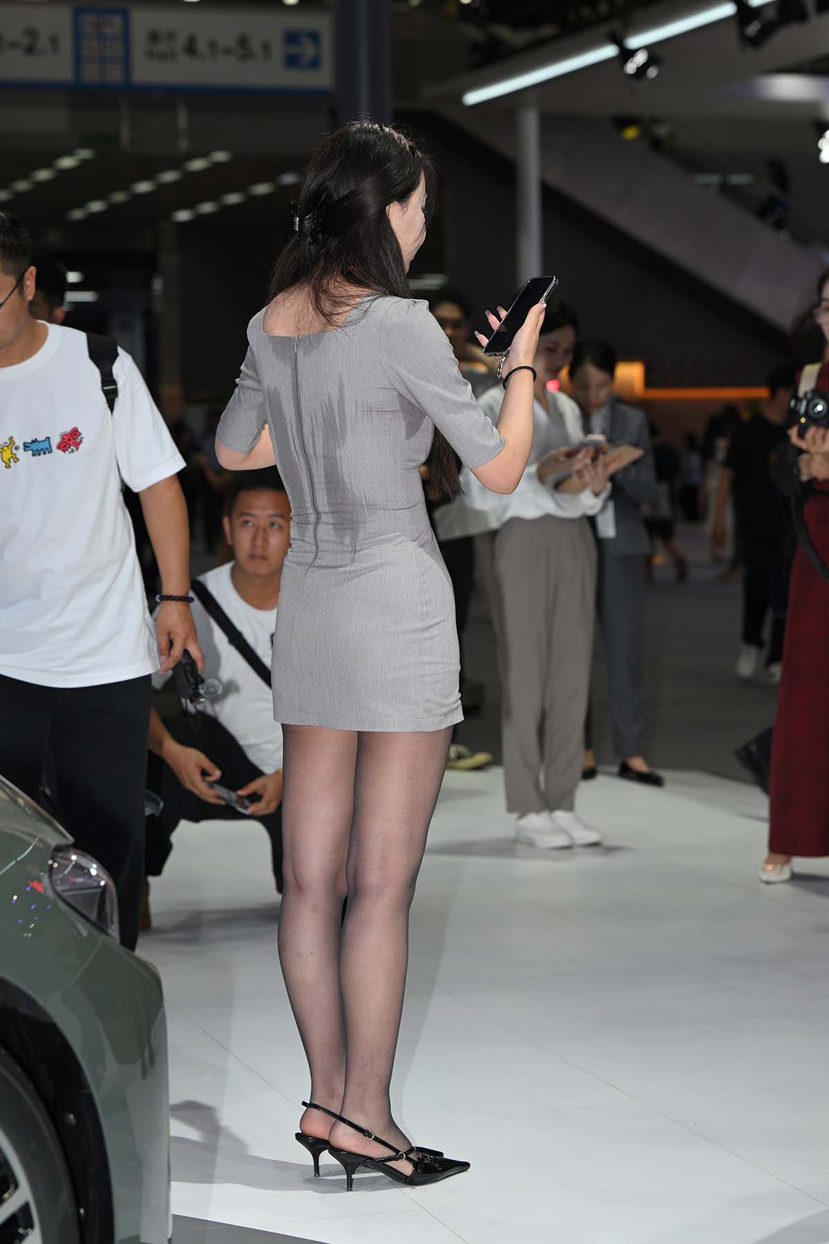 精选街拍作品 NO.4243 敬业的小姐姐