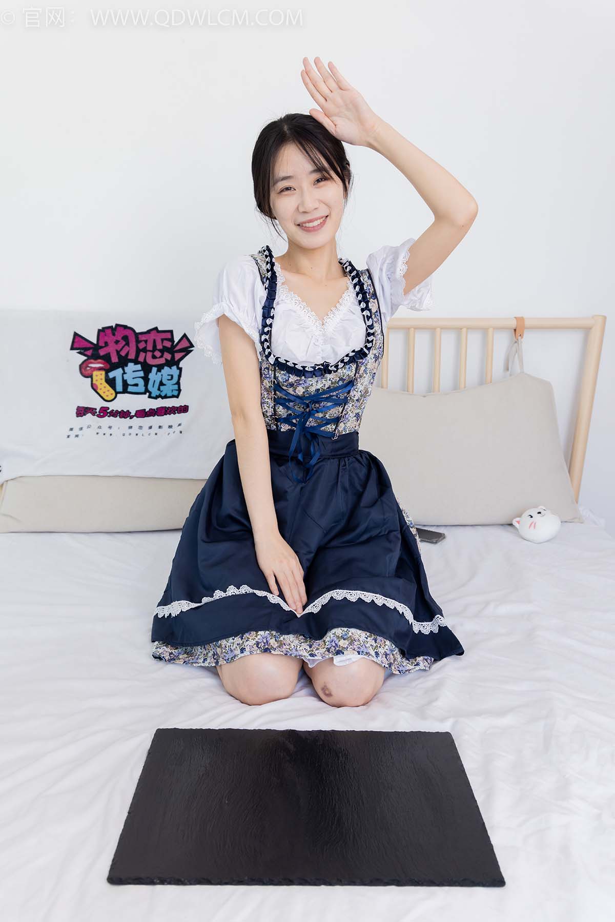 物恋传媒 NO.2365 菜菜-高跟鞋、薄白丝、裸足 预览图 - 2