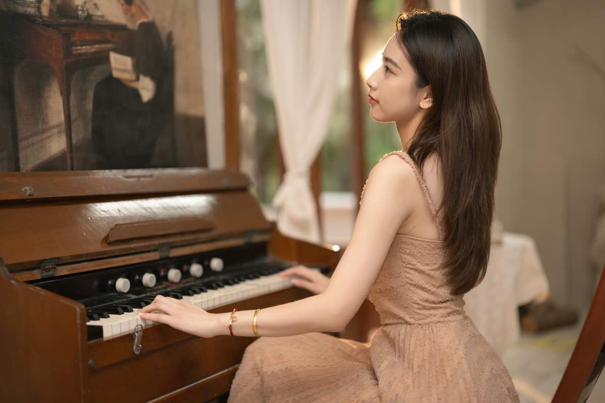 [YITUYU艺图语]2025.04.16 琴键的那束光 楠楠 预览图 - 2