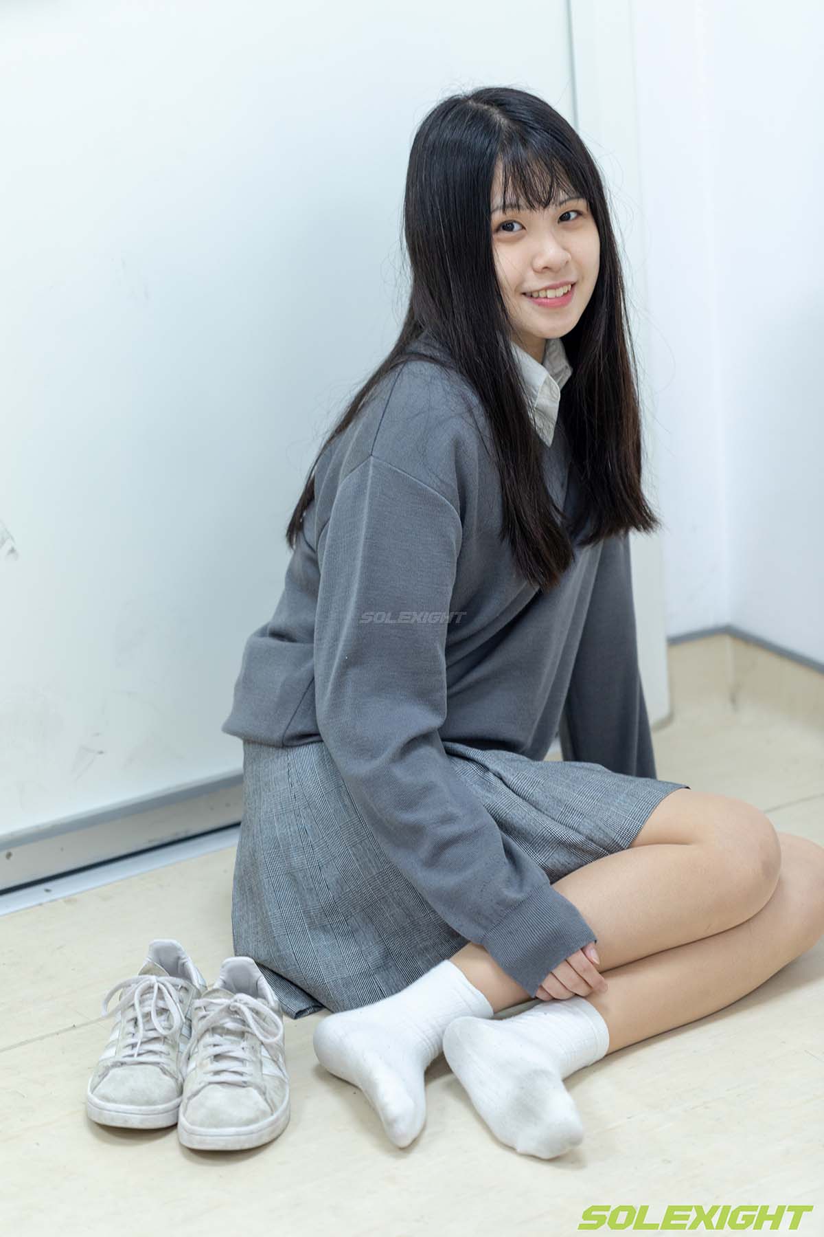 台湾solexight足控图片福利 – Dora 脏臭白袜 丝袜 臭鞋