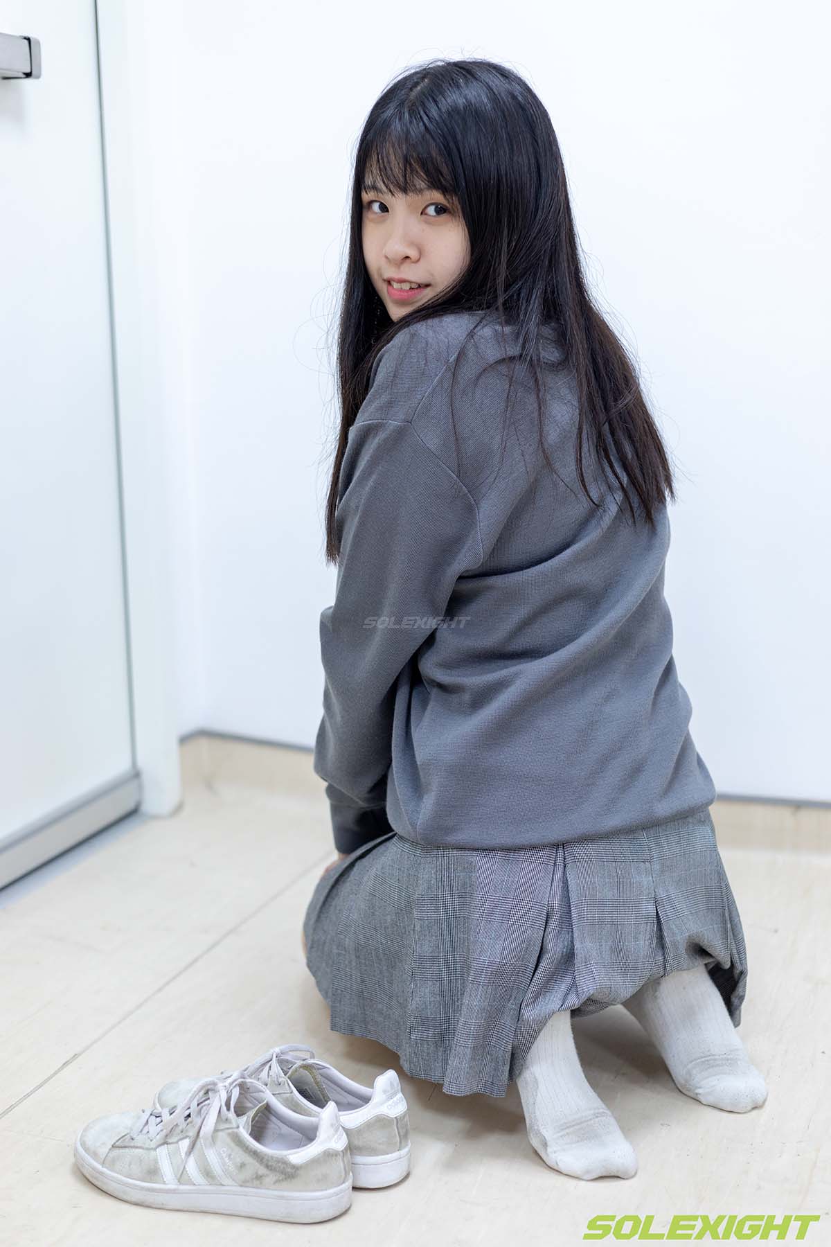 台湾solexight足控图片福利 – Dora 脏臭白袜 丝袜 臭鞋 预览图 - 2