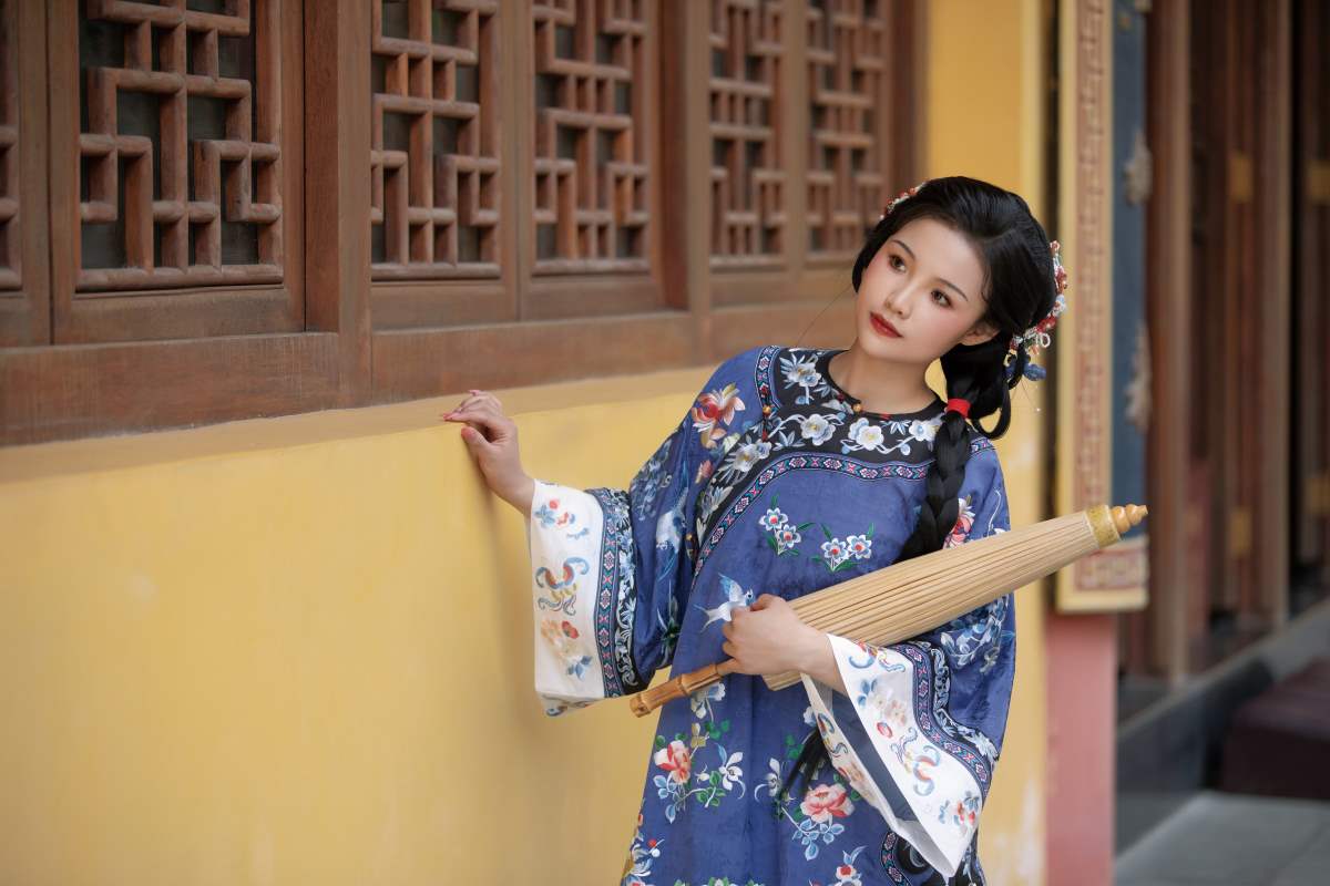 [YITUYU艺图语]2025.04.17 清冷几千春 欣欣 预览图 - 2