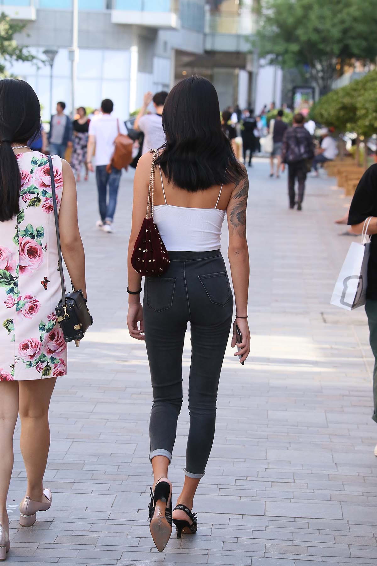 精选街拍作品 NO.4299 高挑花臂牛仔裤