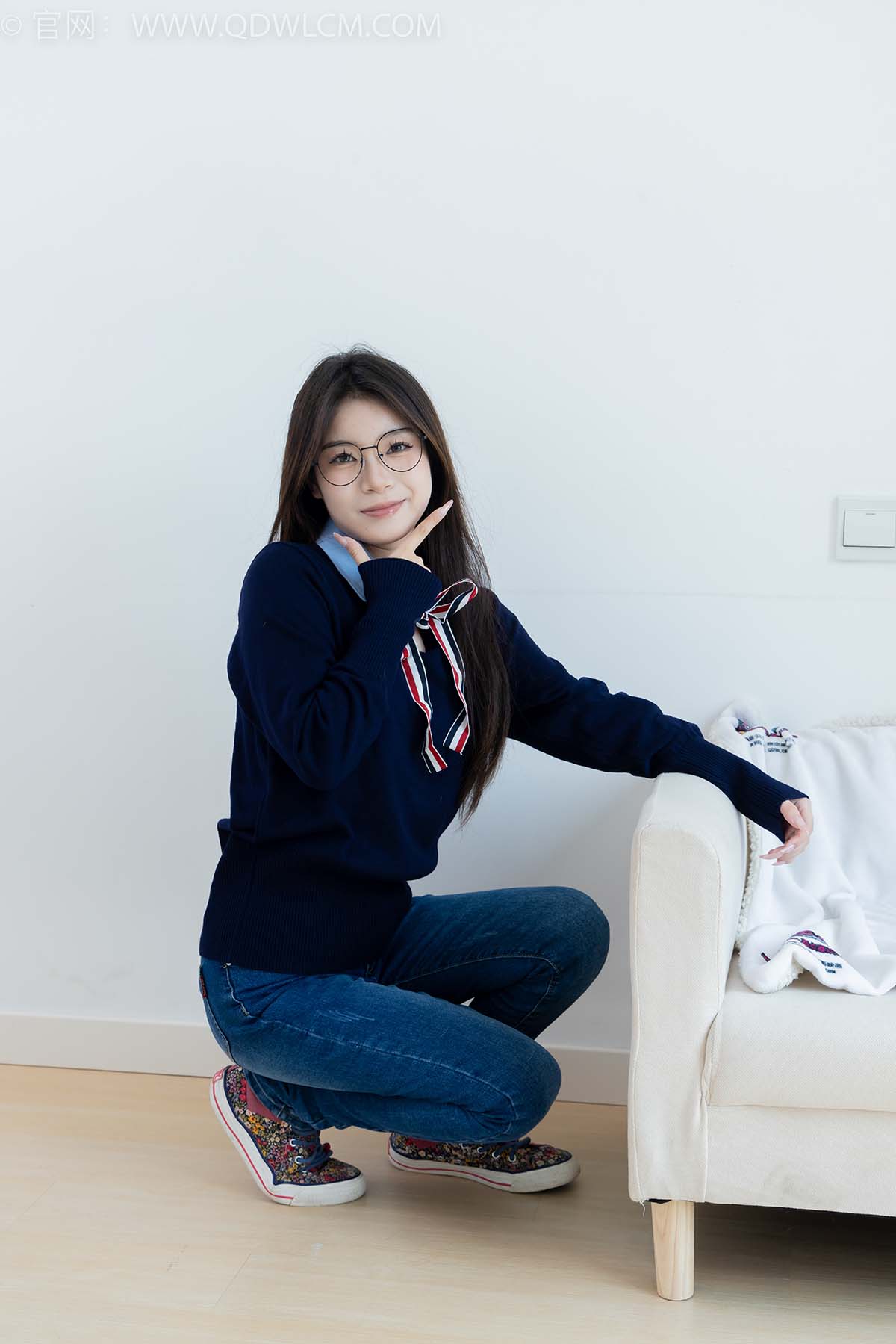 物恋传媒 NO.2379 闪闪-帆布鞋、白棉袜、厚白丝小腿袜、裸足