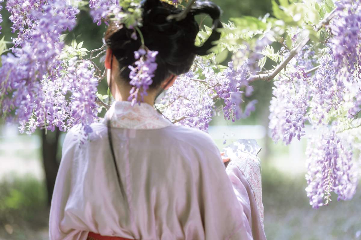 [YITUYU艺图语]2025.04.21 藤下小记 小y今天也很开心 预览图 - 2