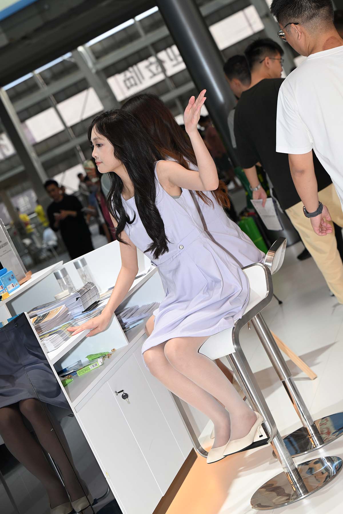 精选街拍作品 NO.4341 紫色裙装礼仪