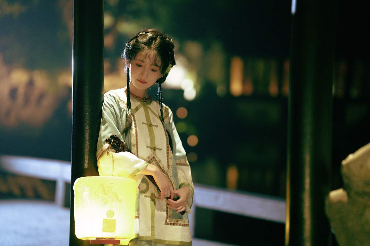 [YITUYU艺图语]2025.04.27 误入眉眼，可叹惊鸿 一只梳子君