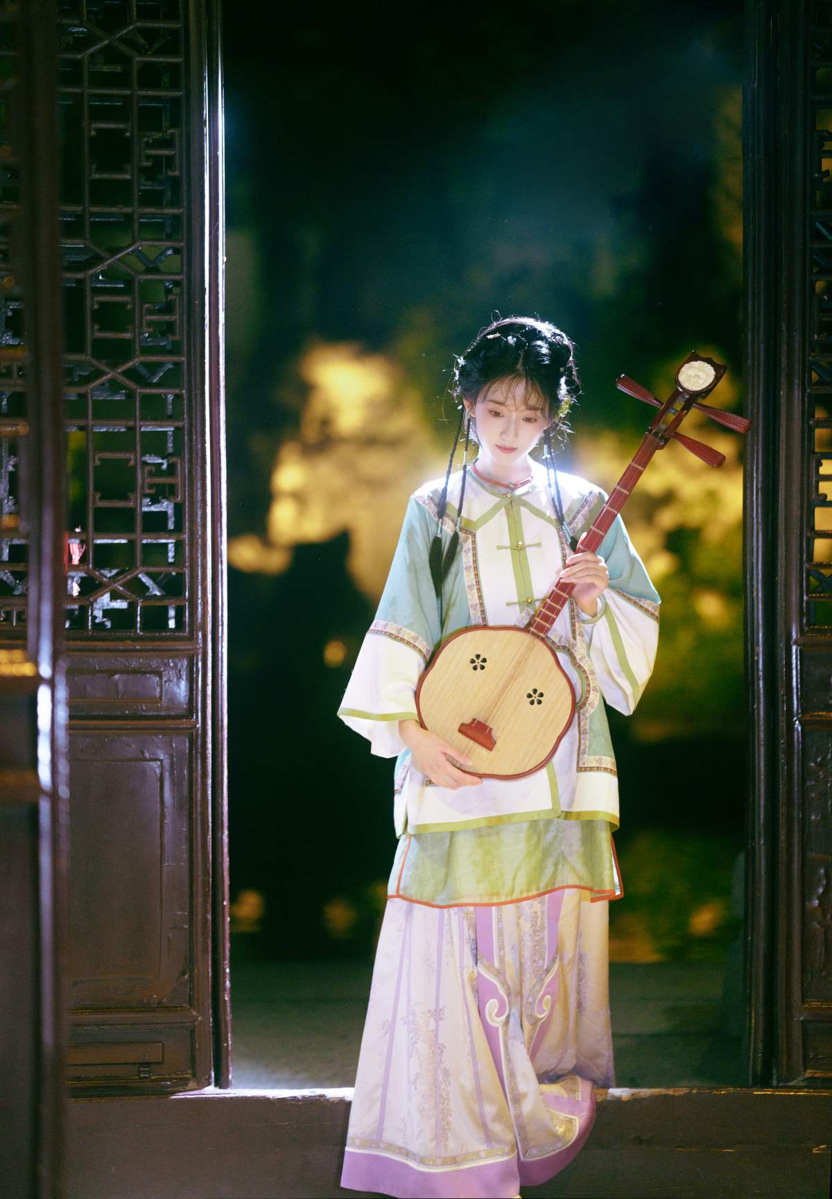 [YITUYU艺图语]2025.04.27 误入眉眼，可叹惊鸿 一只梳子君 预览图 - 2