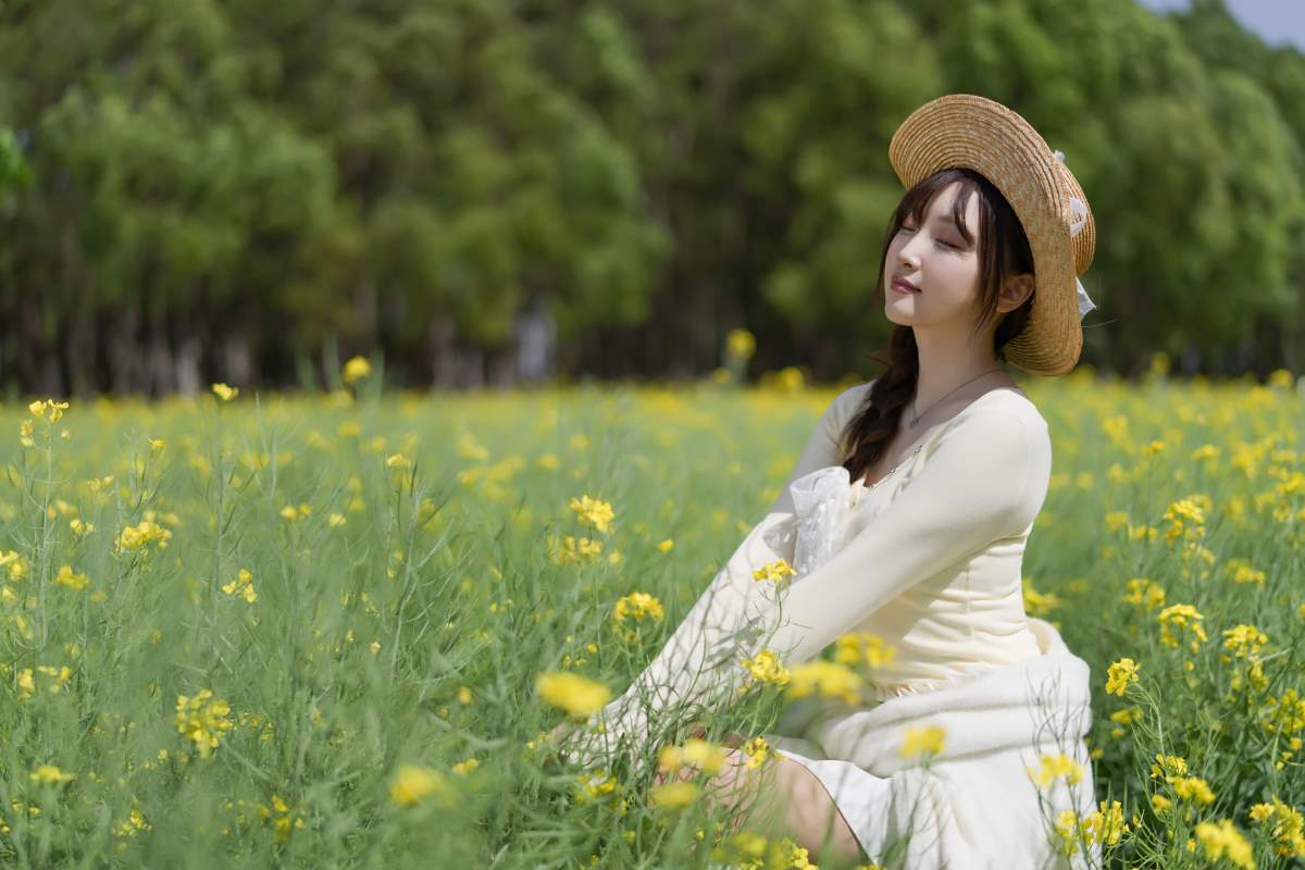 [YITUYU艺图语]2025.04.30 花海青春 冰冷企鹅 预览图 - 2