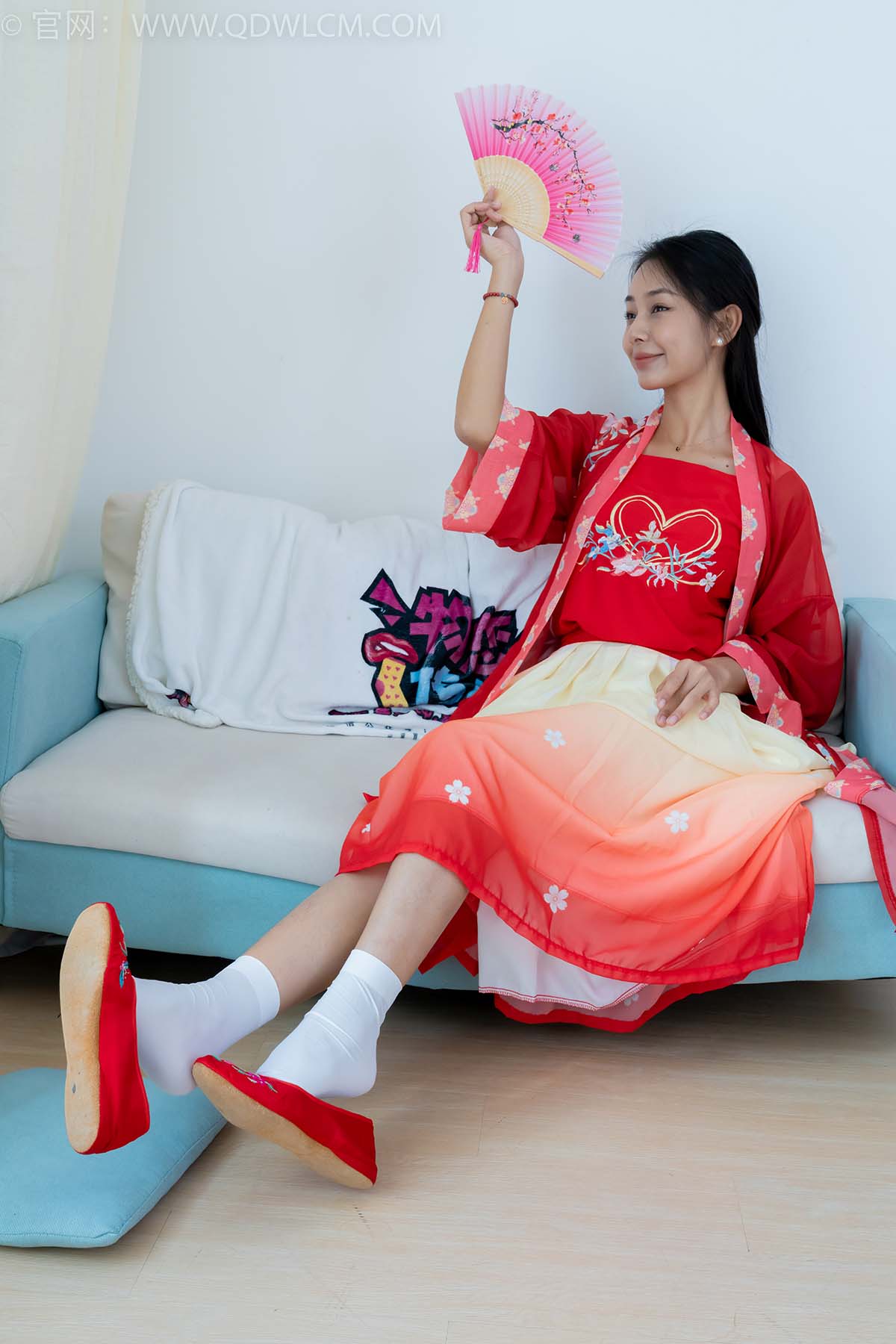 物恋传媒 NO.2386 岚岚-布鞋、短白丝、红色船袜、汉服 预览图 - 2