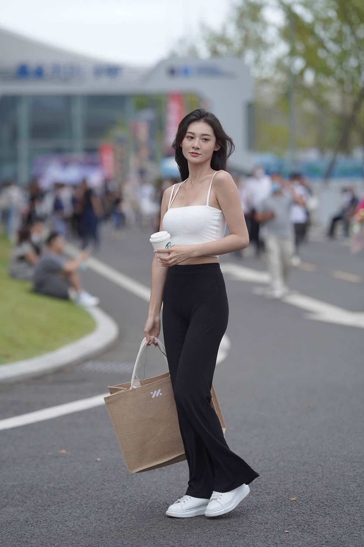 精选街拍作品 NO.4383 黑白搭配好身材