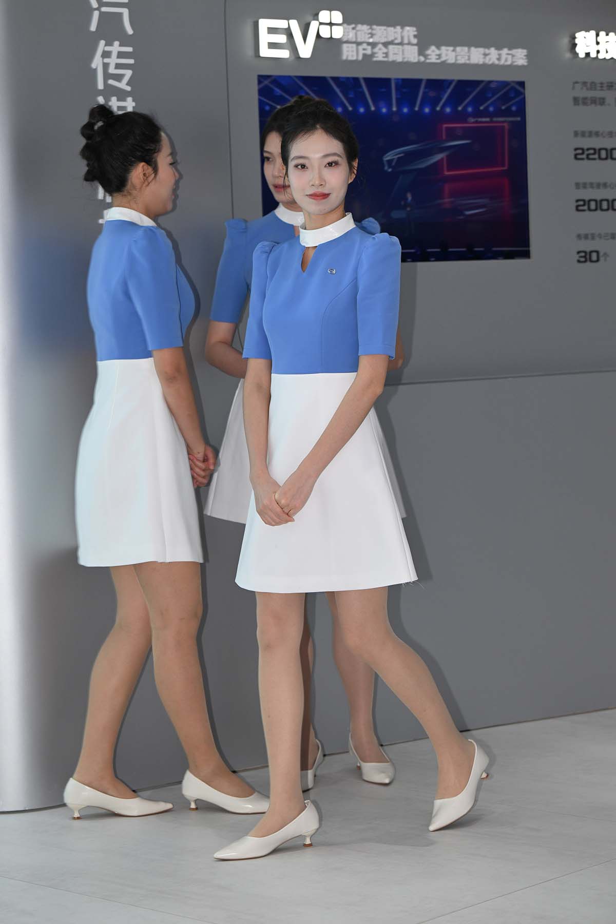 精选街拍作品 NO.4403 蓝白气质搭配