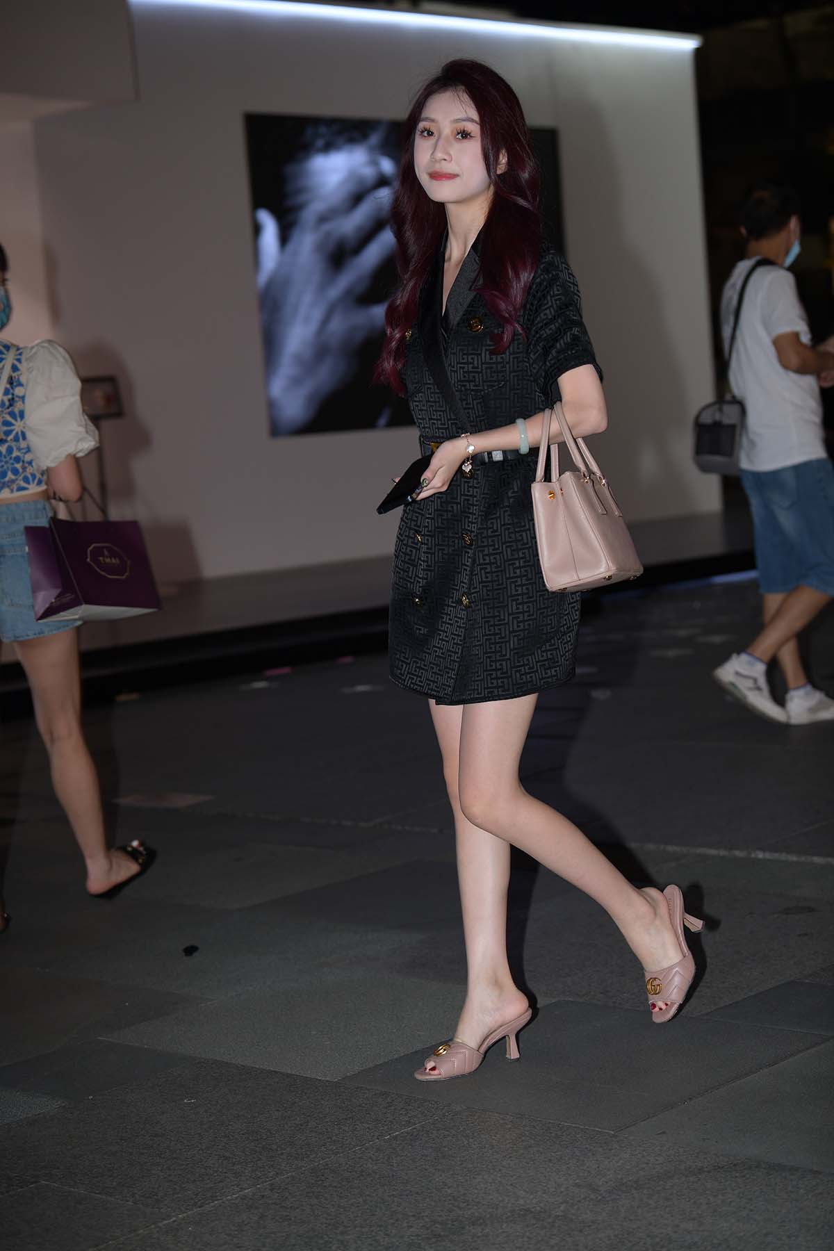 精选街拍作品 NO.4409 贵气黑色连衣裙