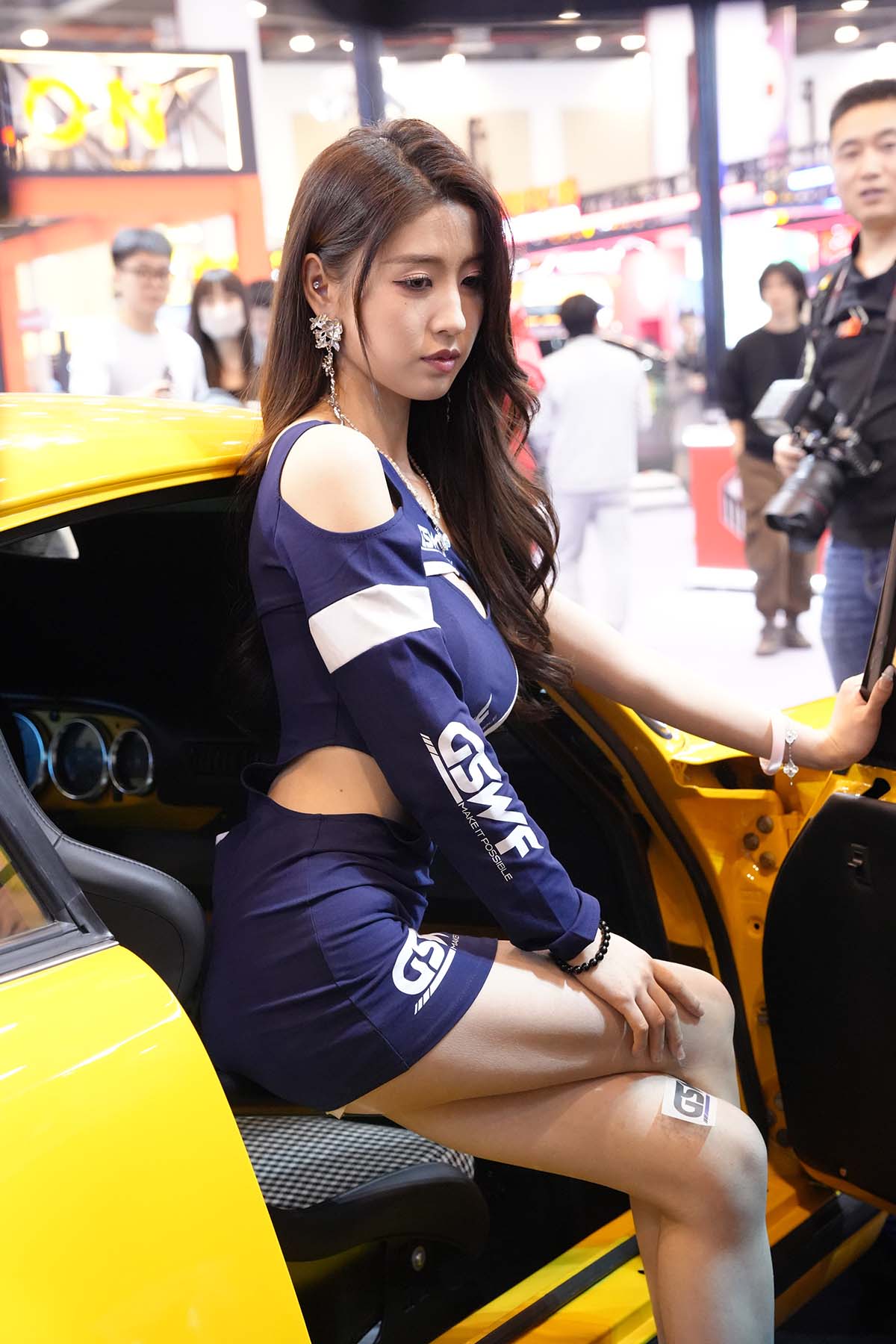 精选街拍作品 NO.4414 黑丝红短裤