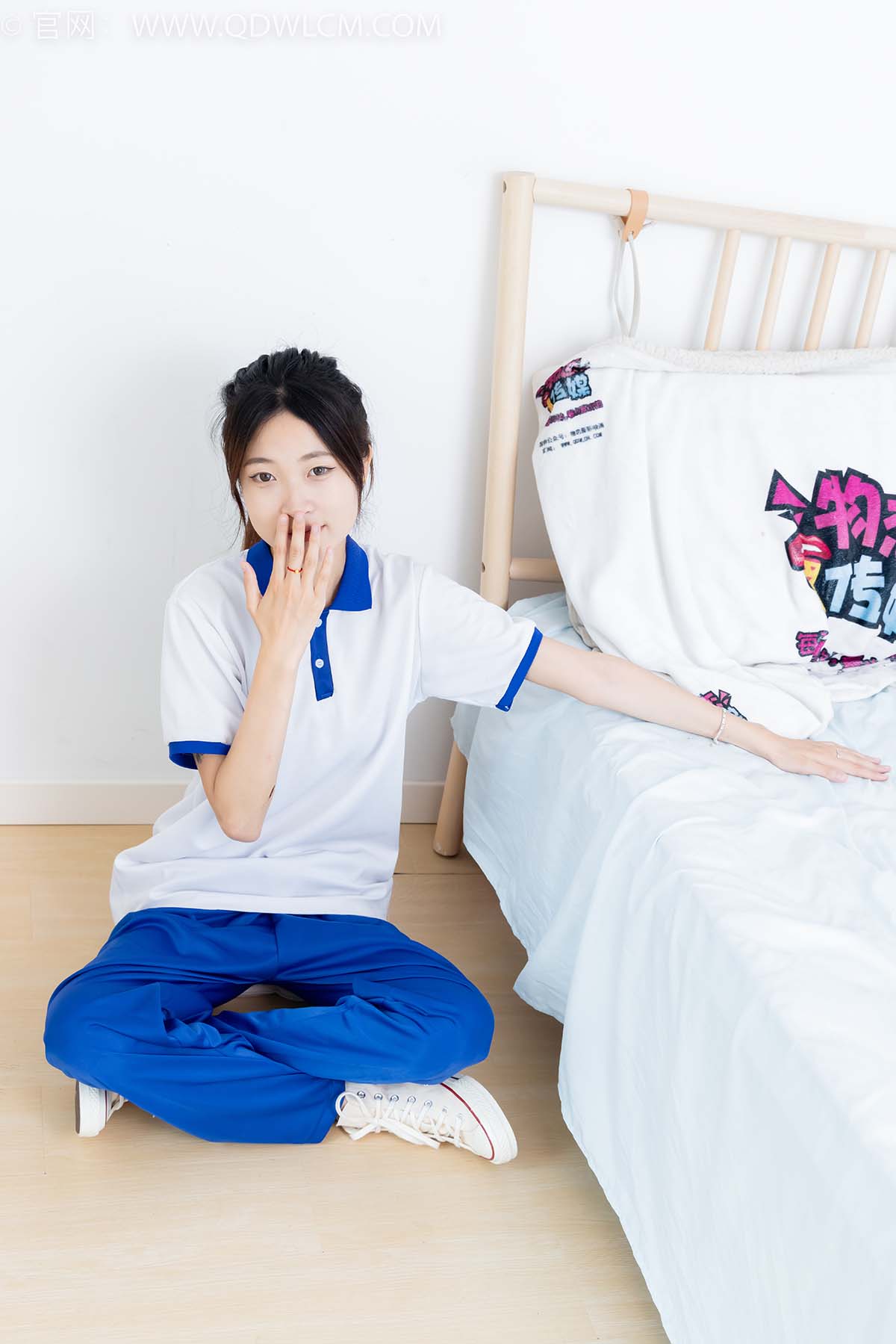 物恋传媒 NO.2387 小夏-帆布鞋、白短棉袜、薄肉丝、校服