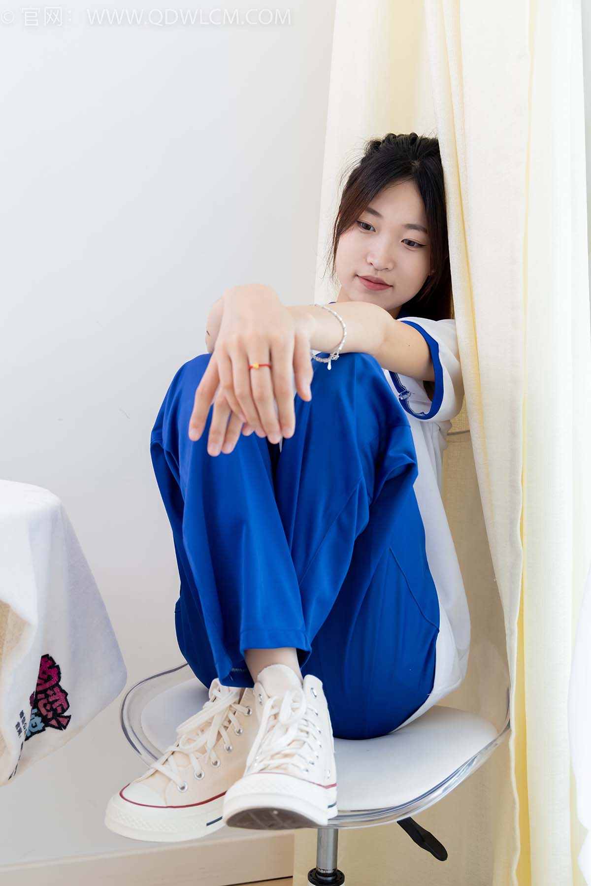 物恋传媒 NO.2387 小夏-帆布鞋、白短棉袜、薄肉丝、校服 预览图 - 2