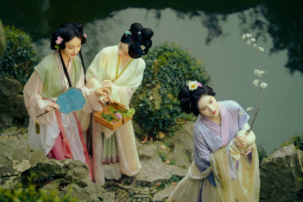 [YITUYU艺图语]2025.05.13 卖花担上 鱼尾酱 预览图 - 2